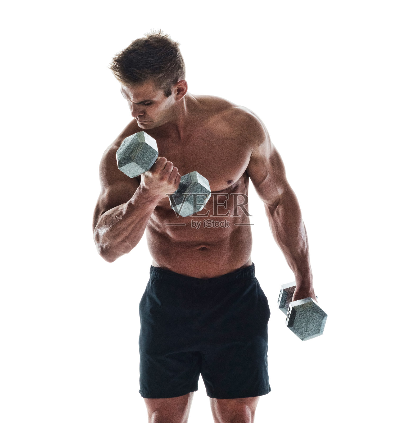 英俊的肌肉男在用哑铃照片摄影图片