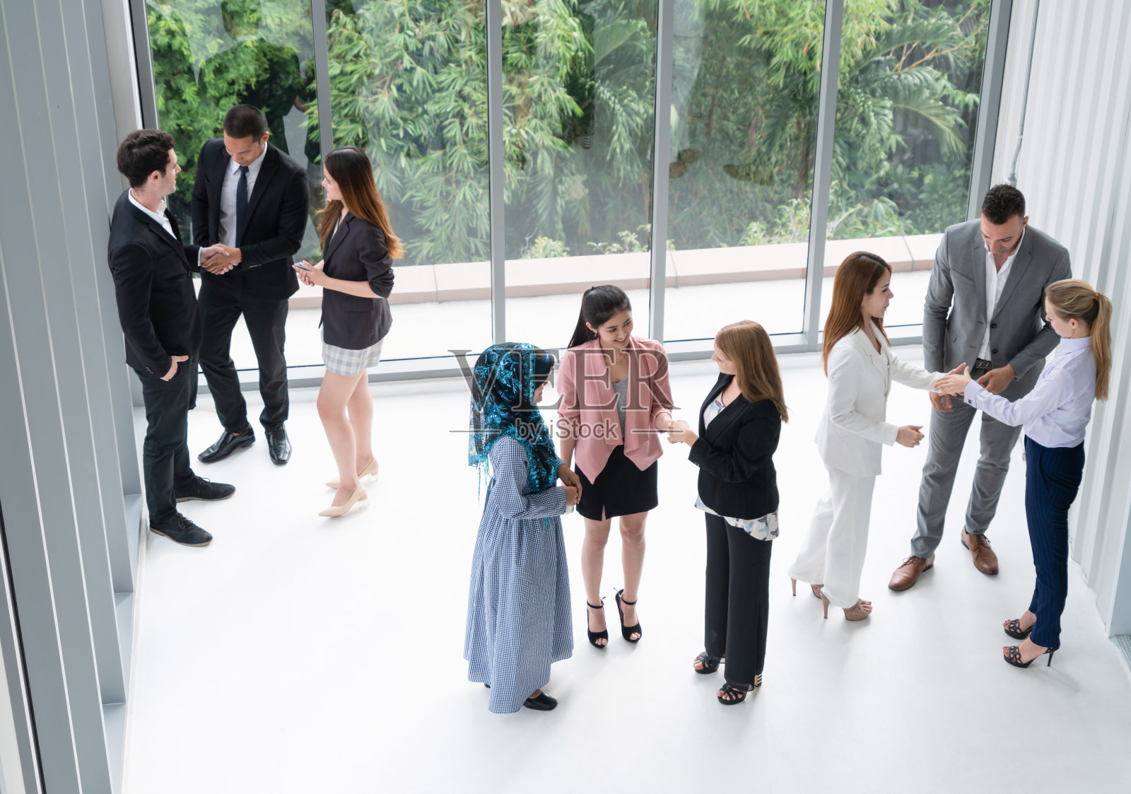 许多商务人士聚集在城市的现代化办公大楼里举行商务会议。商界女性沟通与人力资源理念。照片摄影图片