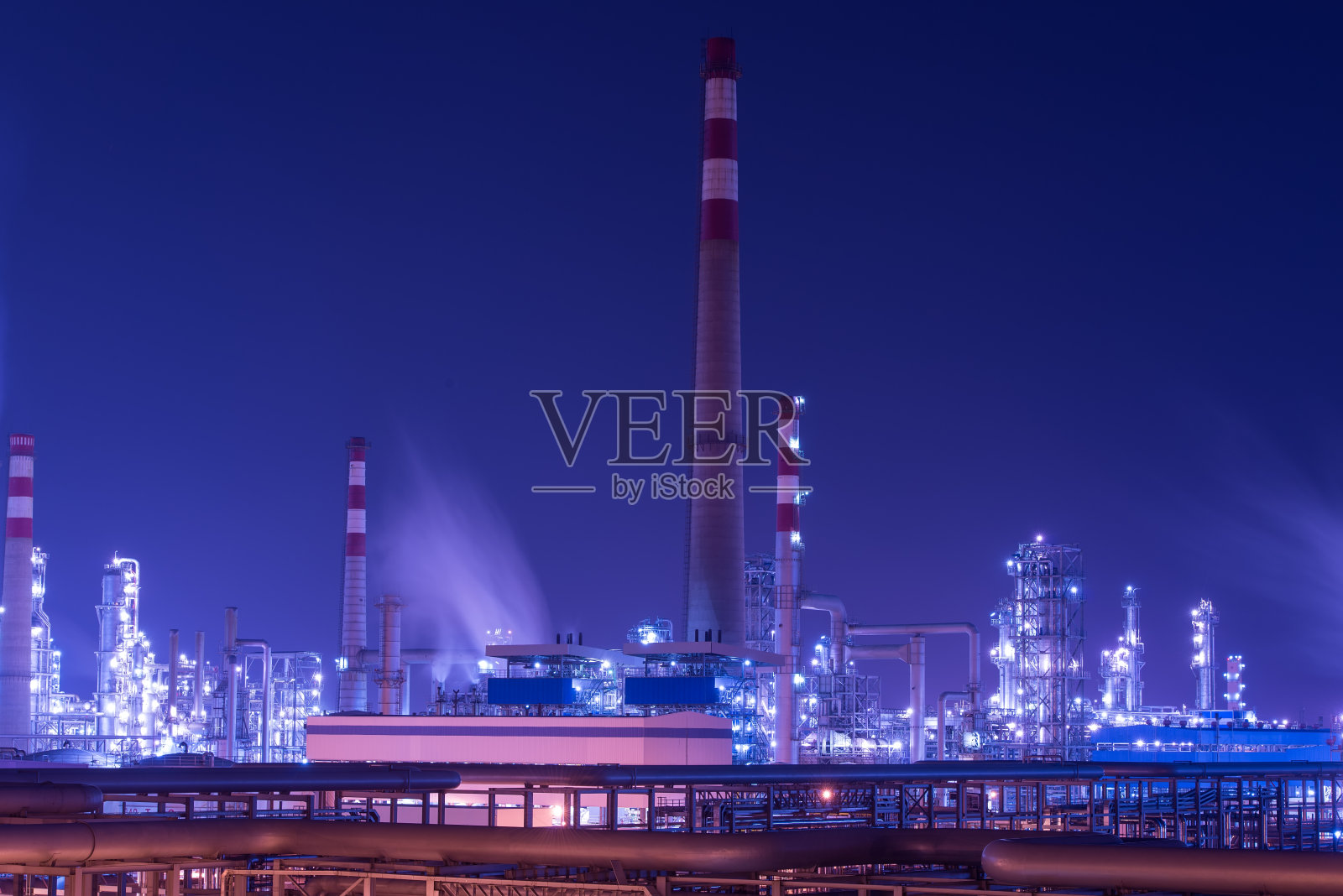 黄昏时分的石化工厂照片摄影图片