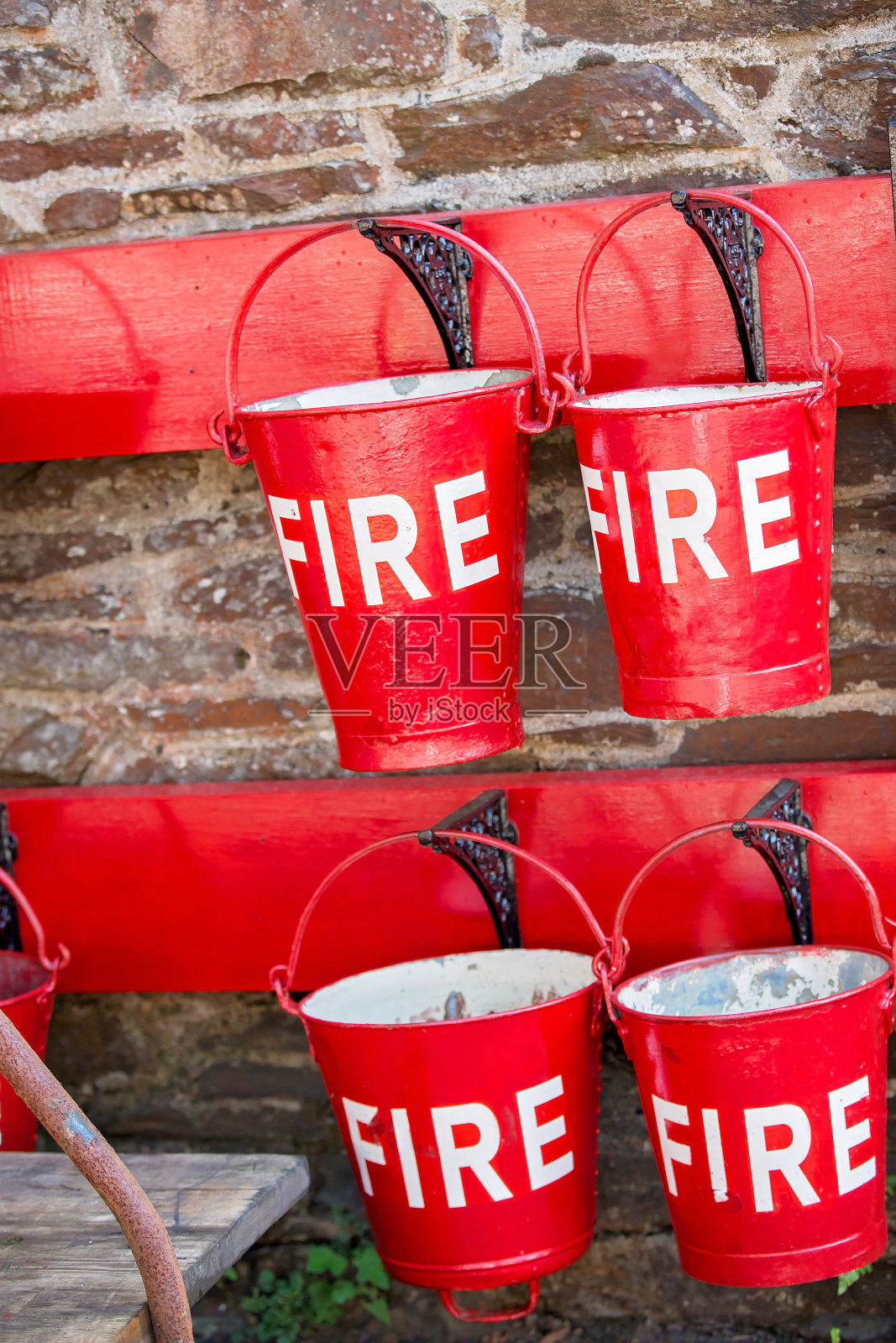 旧火车站的红色消防桶照片摄影图片