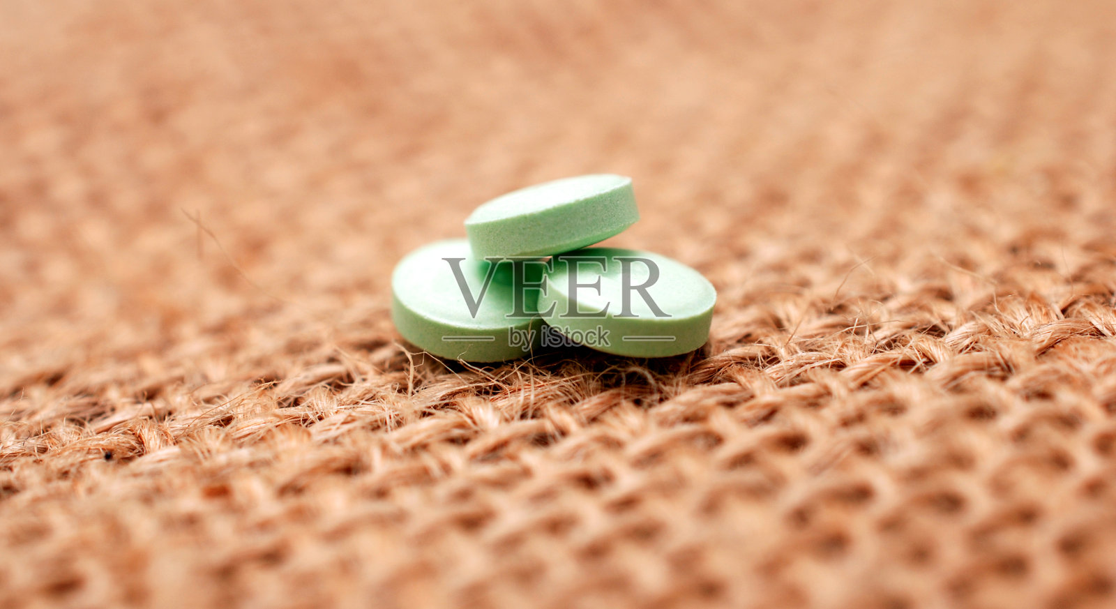 绿色抗抑郁药小黄麻袋为背景照片摄影图片