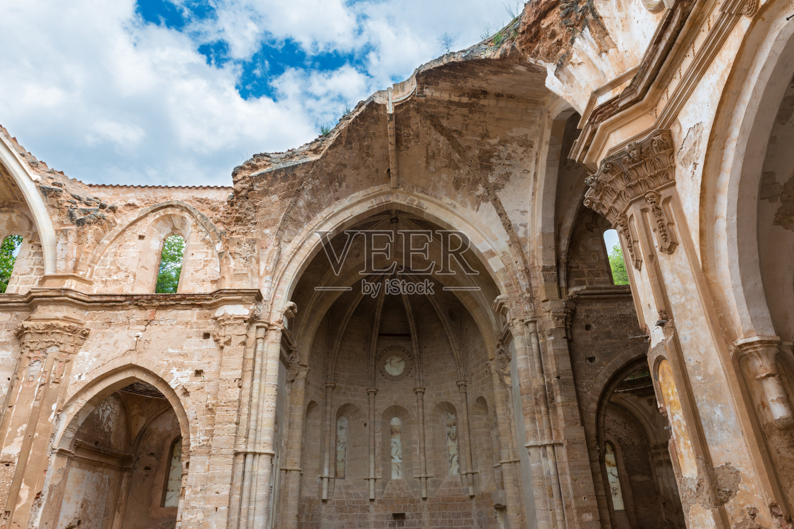 彼德拉修道院的教堂废墟照片摄影图片