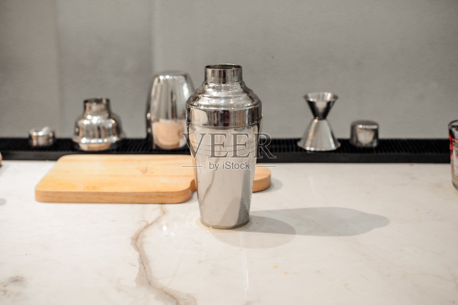 厨房里的搅拌器和木制屠夫照片摄影图片