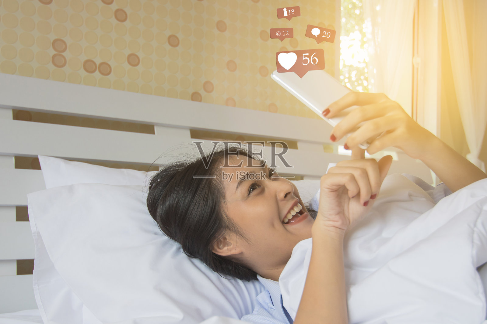 快乐的女人使用智能手机社交媒体和电子商务的概念照片摄影图片