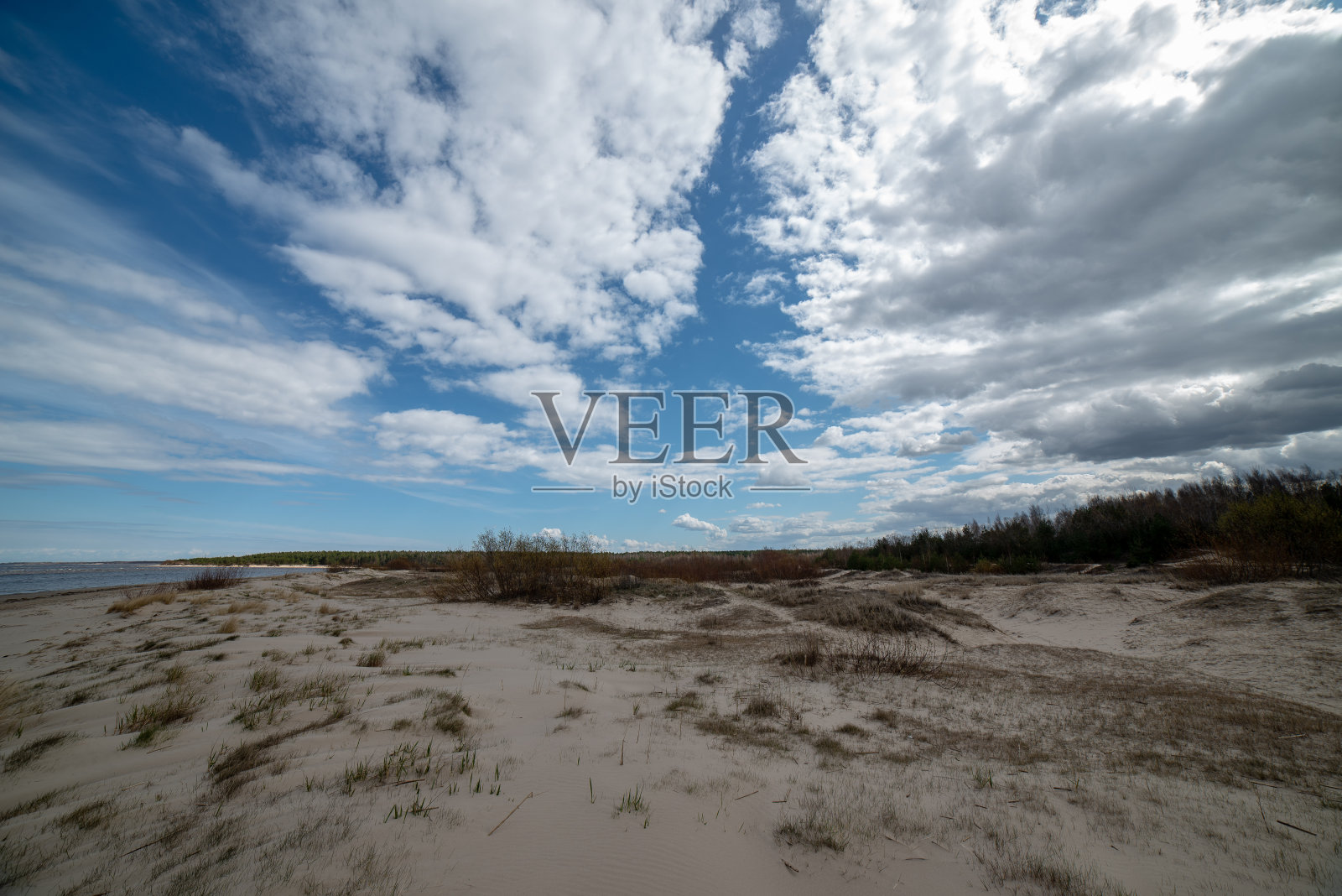 海边空荡荡的沙滩照片摄影图片