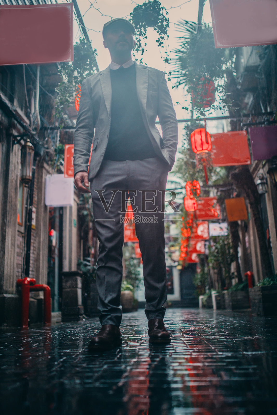 唐人街街头英俊成熟的绅士照片摄影图片