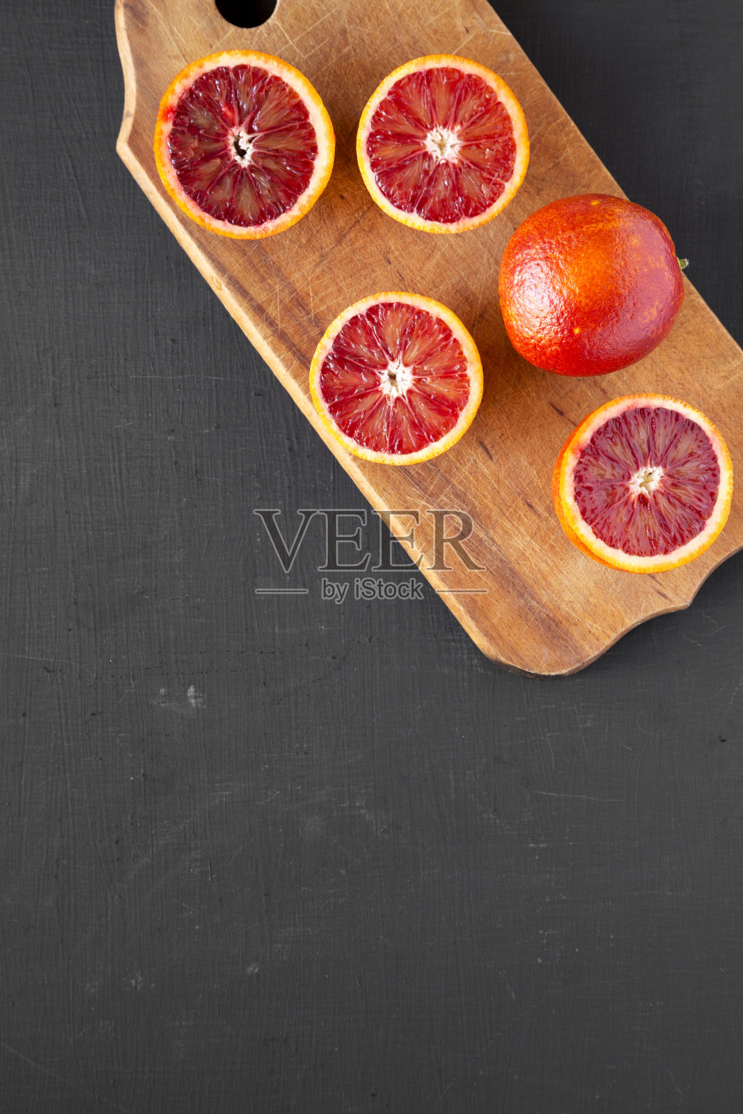 整个和减半的血橙在黑色背景，俯视图。平躺着，从上面俯视。副本的空间。照片摄影图片