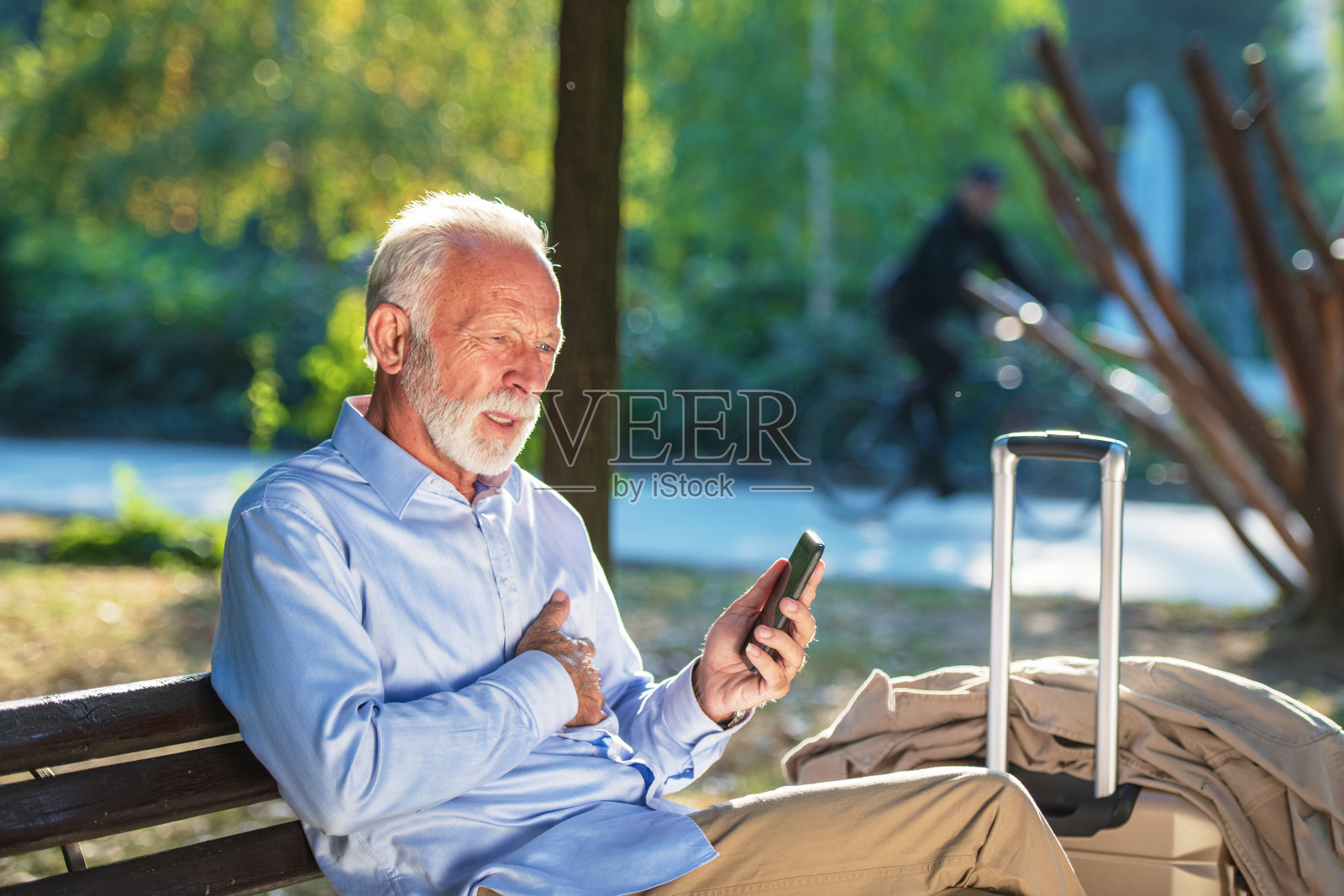 老年健康概念老年男性心脏骤停park心脏病发作严重心痛照片摄影图片