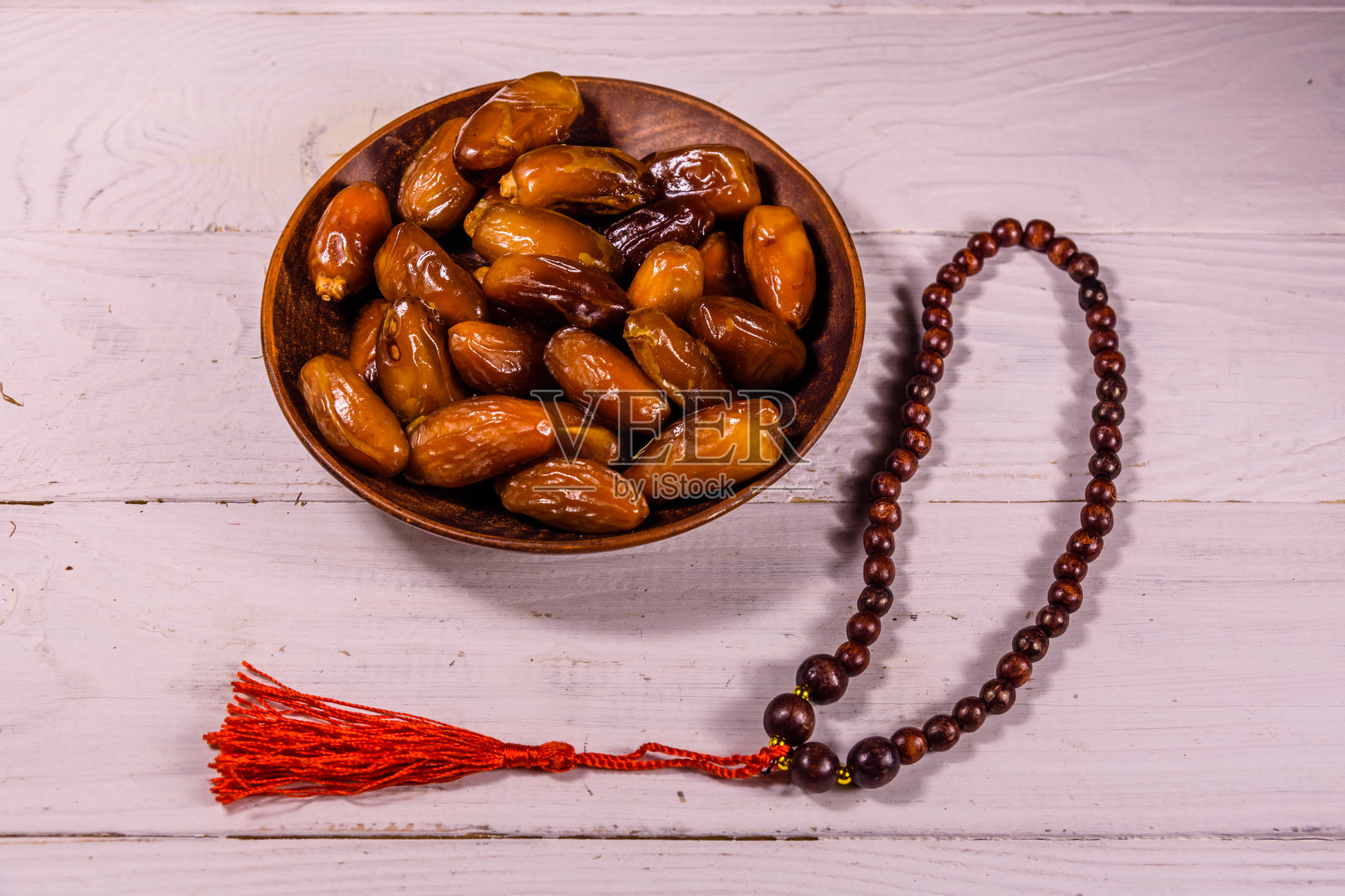 木桌上放水果和念珠照片摄影图片