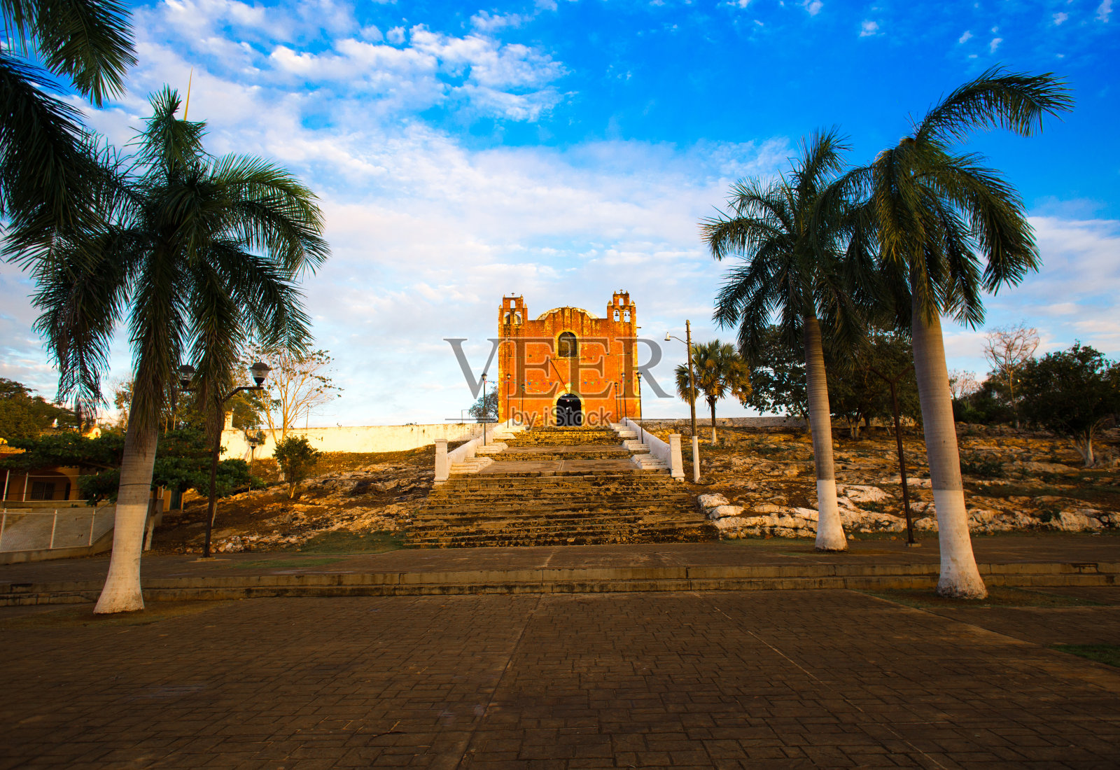 圣埃琳娜，尤卡坦，墨西哥:日落时的橙色教堂照片摄影图片