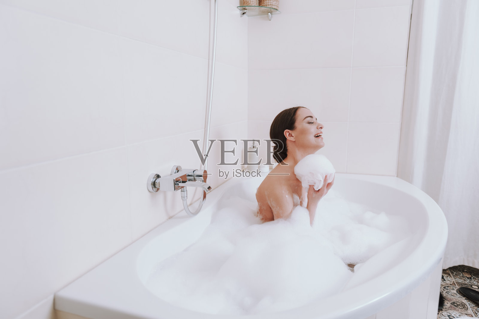 快乐微笑的女人享受在浴室的时间照片摄影图片