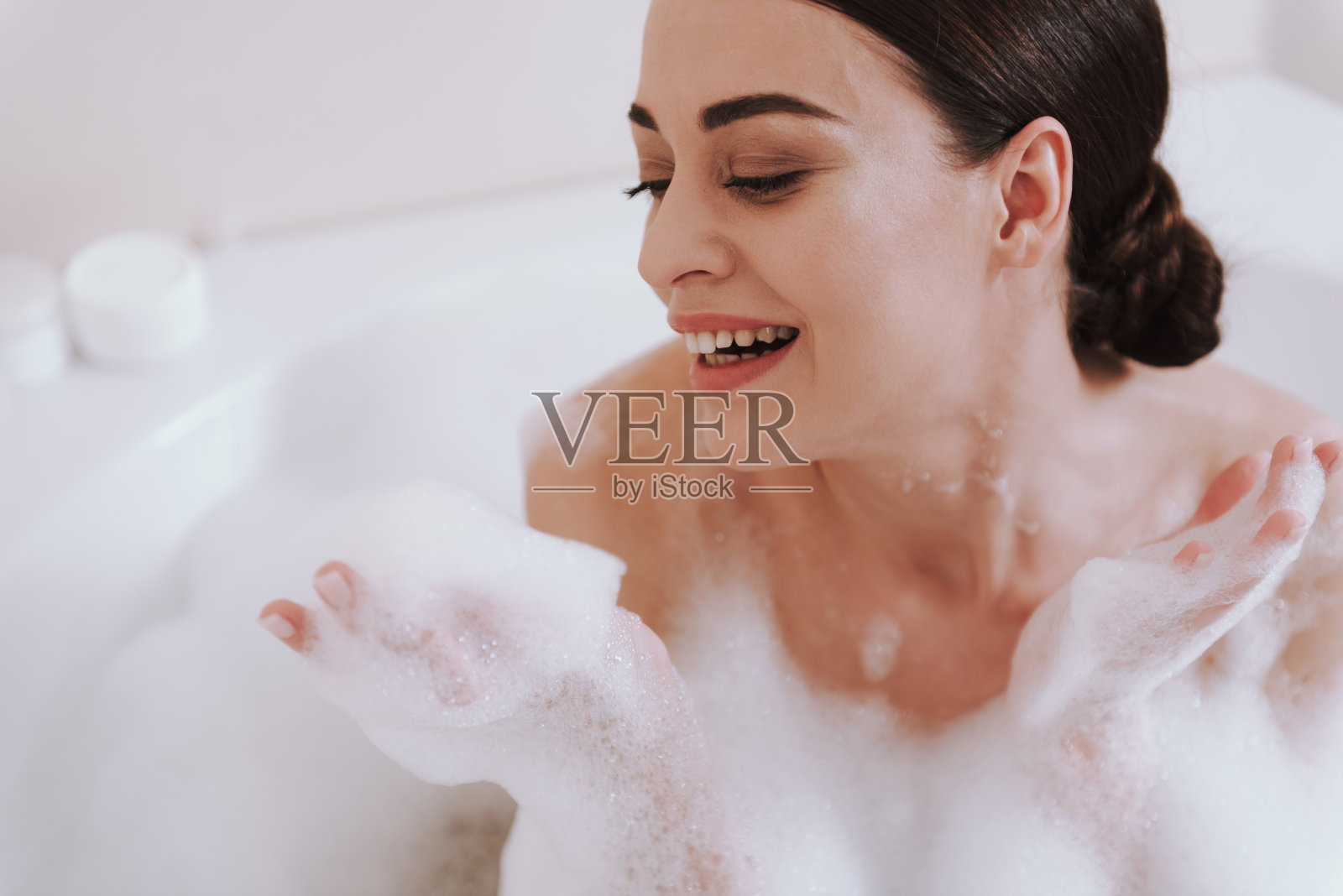 快乐的年轻女子享受她的沐浴程序照片摄影图片