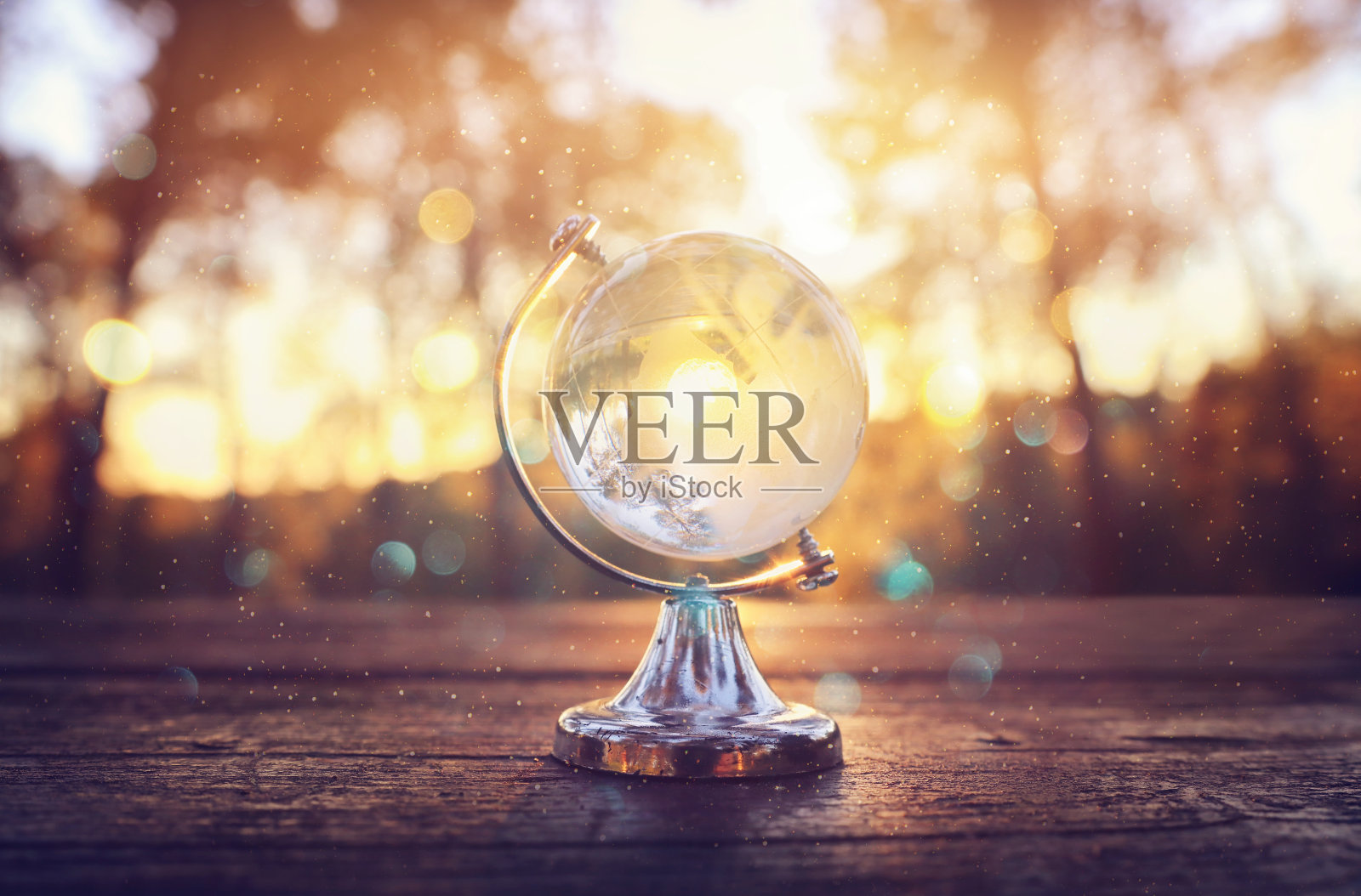 夕阳前的小水晶球。旅行和全球问题的概念照片摄影图片