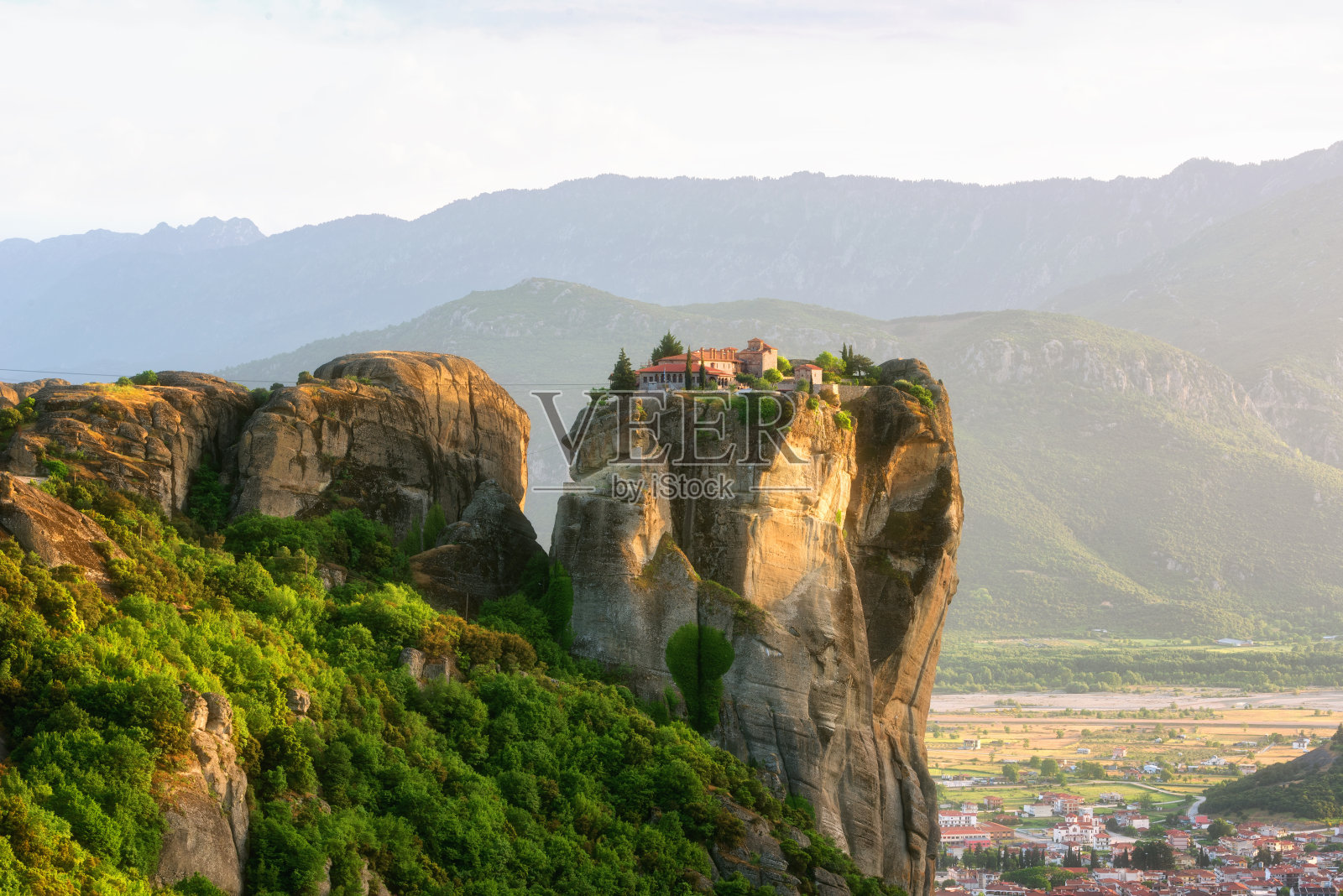 希腊迈特拉的圣三一修道院。联合国教科文组织世界遗产。史诗般的春天景观，以悬崖边的庙宇为背景，以壮观的天空为背景。照片摄影图片