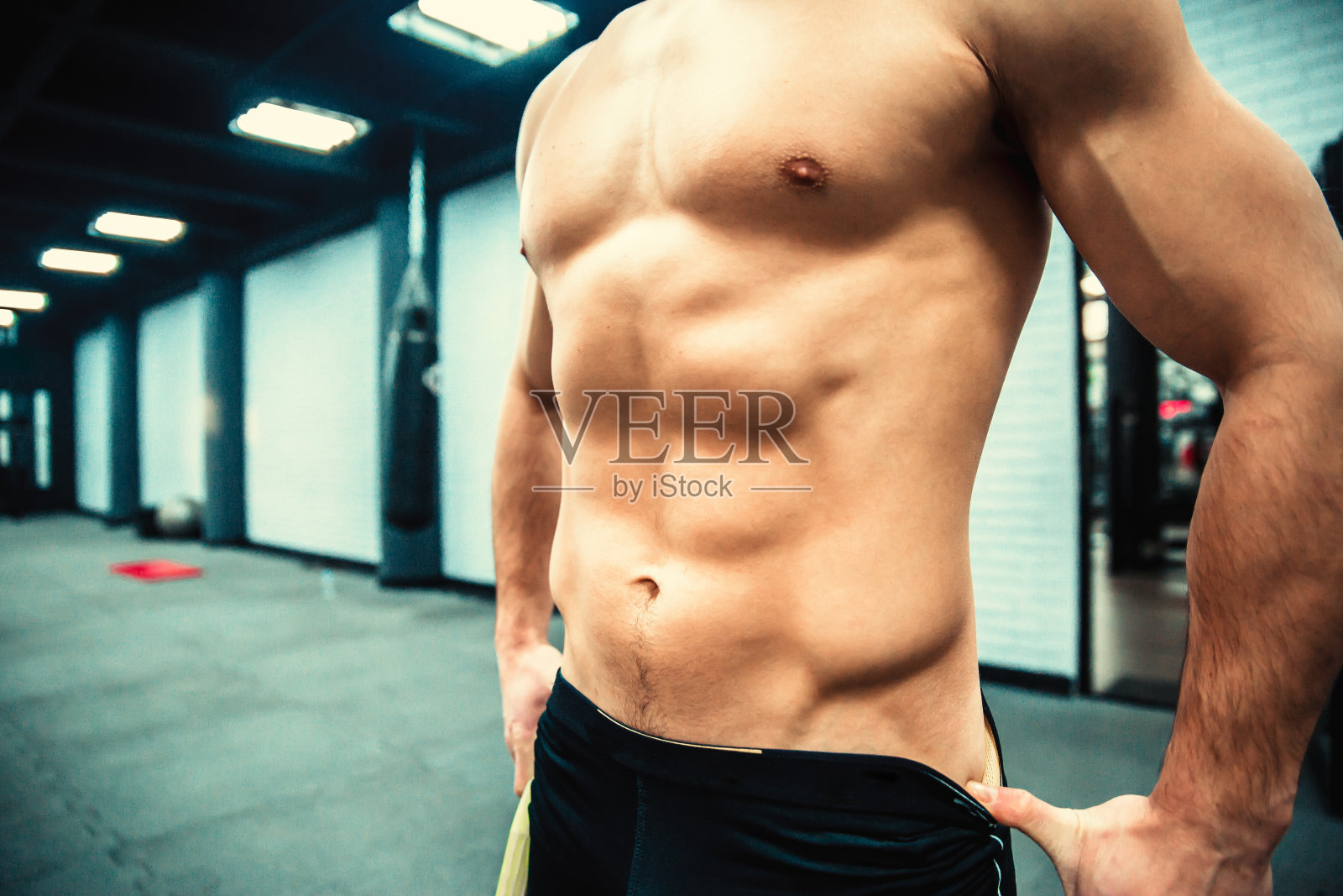 强壮赤裸的男性躯干照片摄影图片
