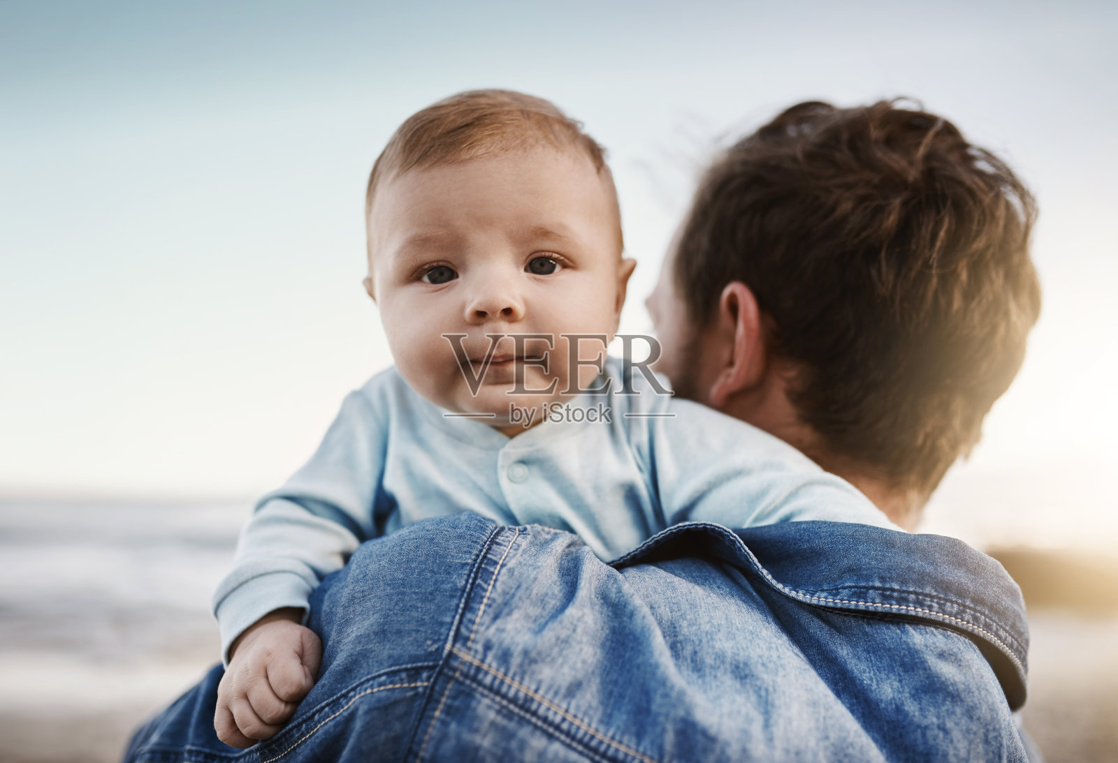 这是宝宝第一次去海滩照片摄影图片