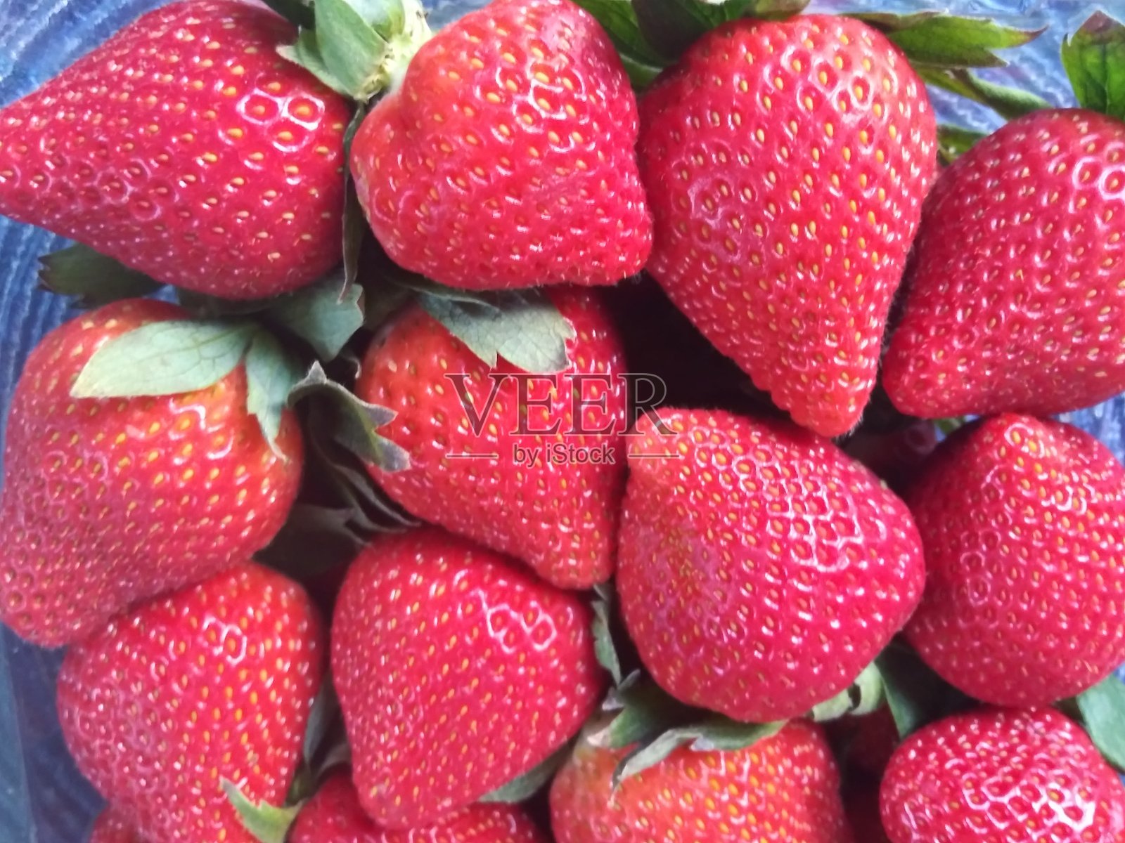 草莓是一种广泛种植的有香气的水果，色泽鲜红，质地多汁，香甜可口。健康的饮食生活方式照片摄影图片