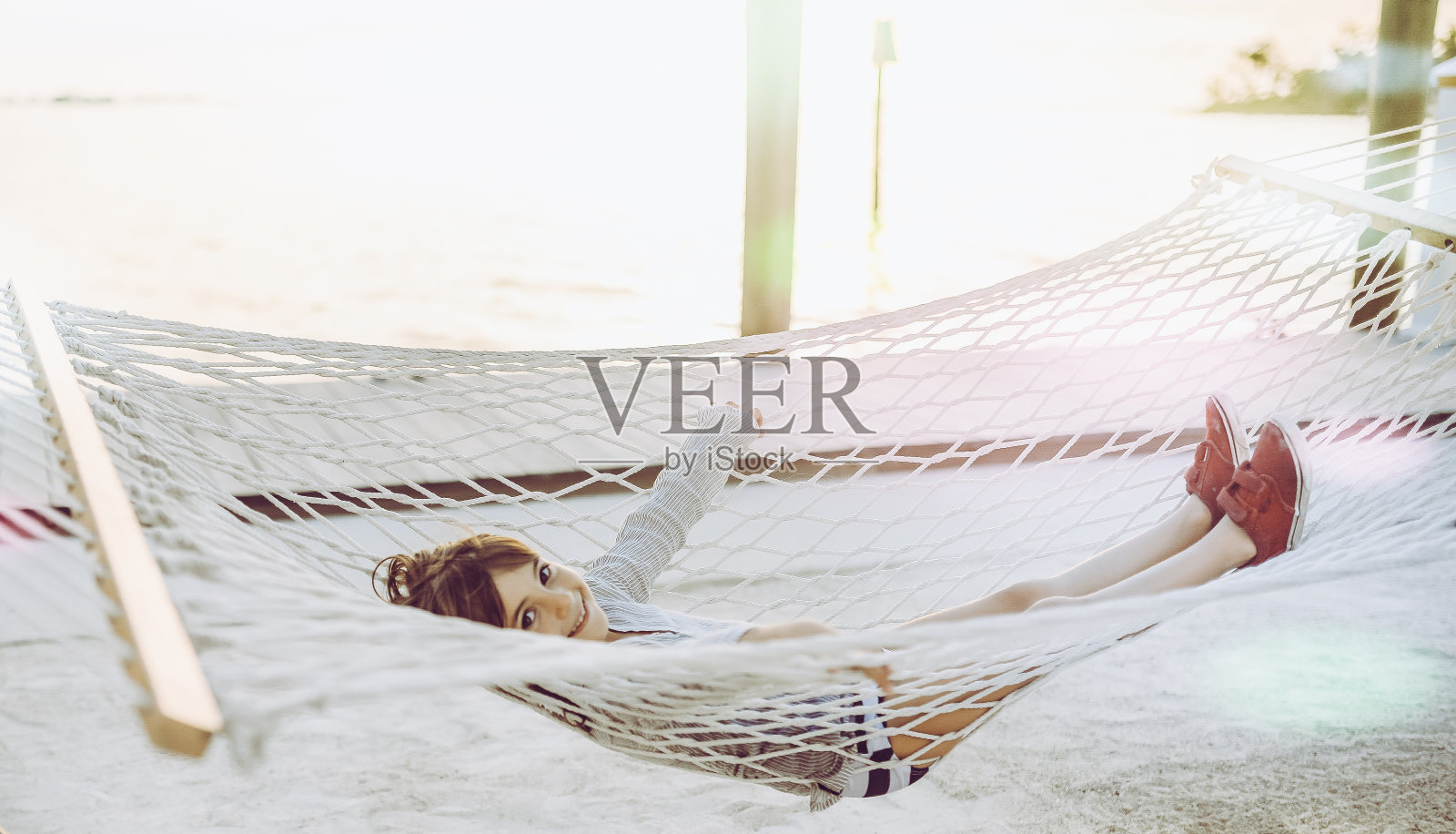 躺在吊床上照片摄影图片