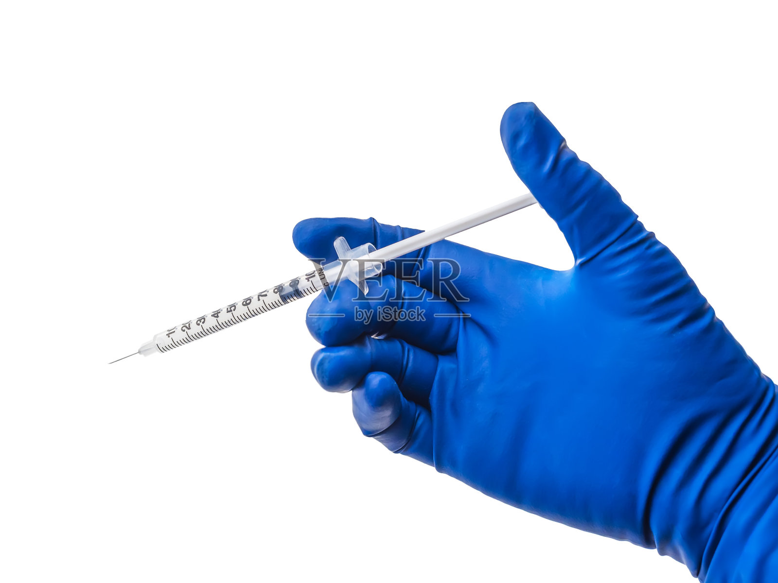 医生的手戴着蓝色医用手套，手持开放的注射器，装有医用溶液，隔离白色背景。流感疫苗的概念照片摄影图片