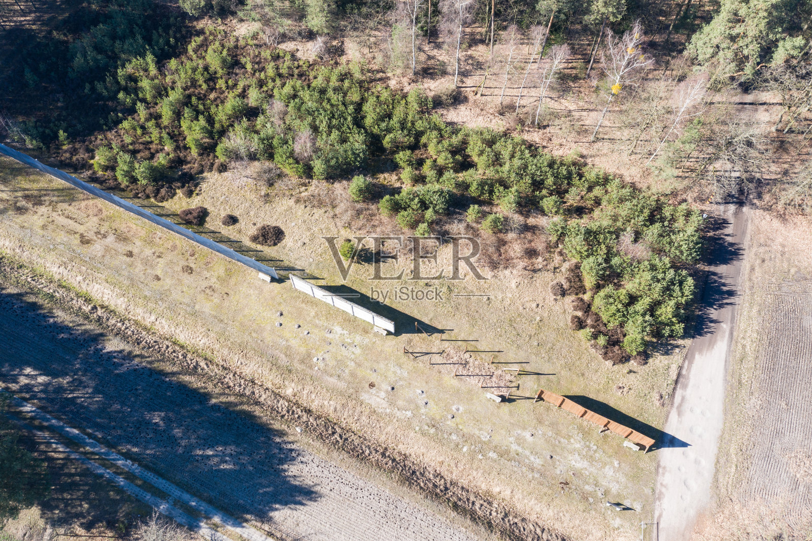 在凯泽温克尔展出德意志民主共和国和德意志联邦共和国之间的各种边界安全设施，鸟瞰图照片摄影图片