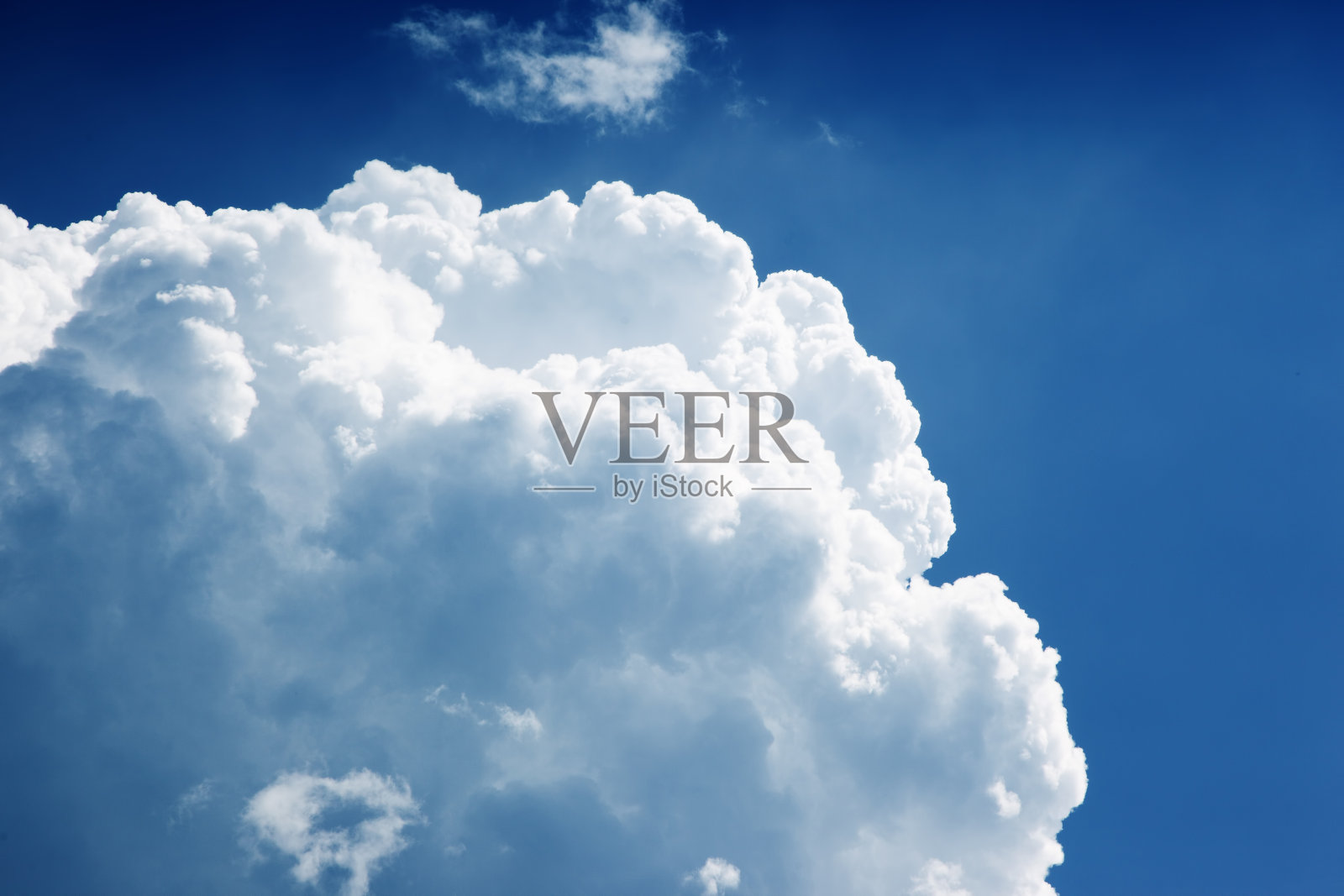 蓝色的天空中飘着朵朵白云照片摄影图片