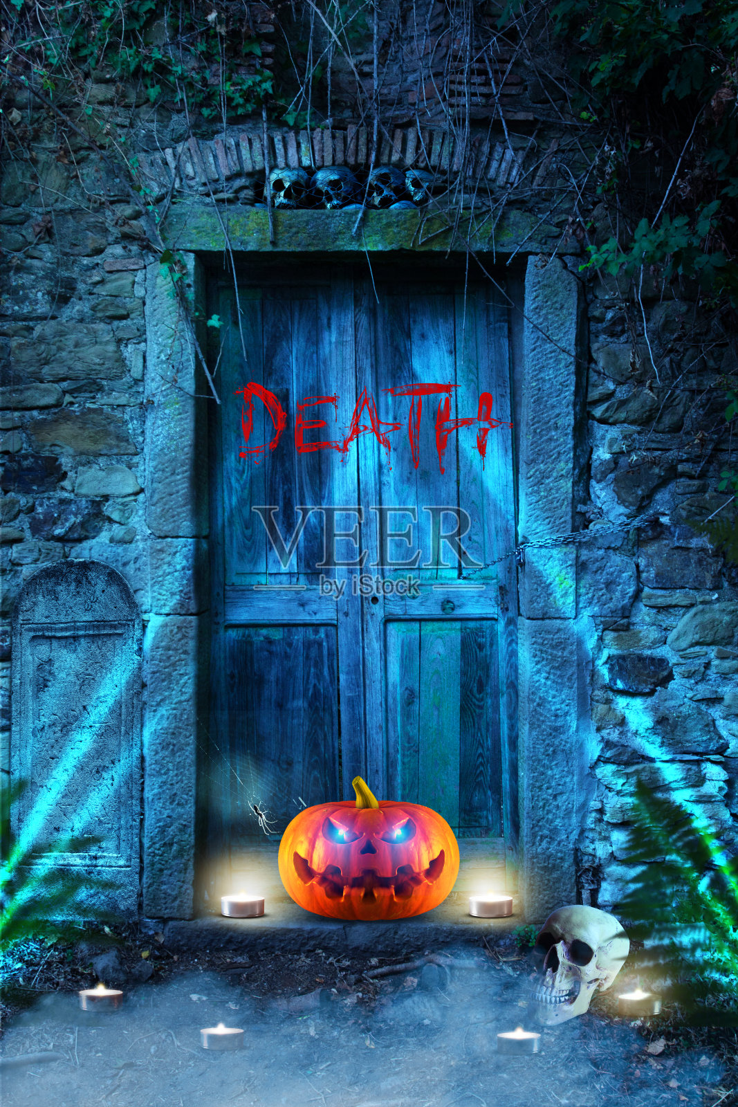 万圣节贺卡。城堡门前的橙色南瓜。迷雾中的骷髅和蜡烛。光的效果。不要在门上写文字。照片摄影图片