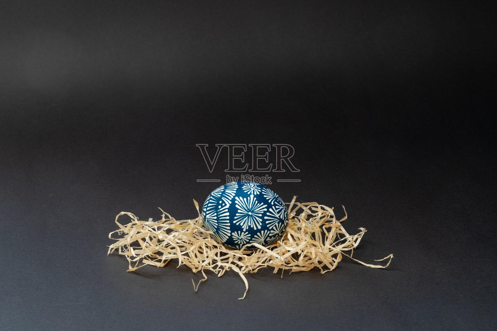 传统的复活节彩蛋自然画上蜂蜡在巢中照片摄影图片