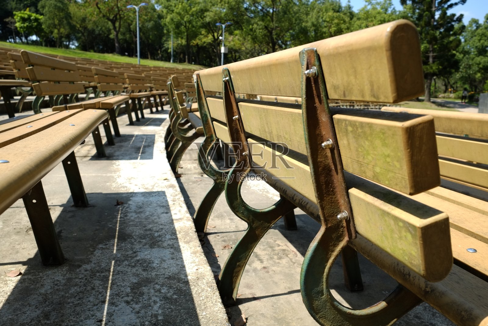 公园里的椅子。亚洲的自然风光。照片摄影图片