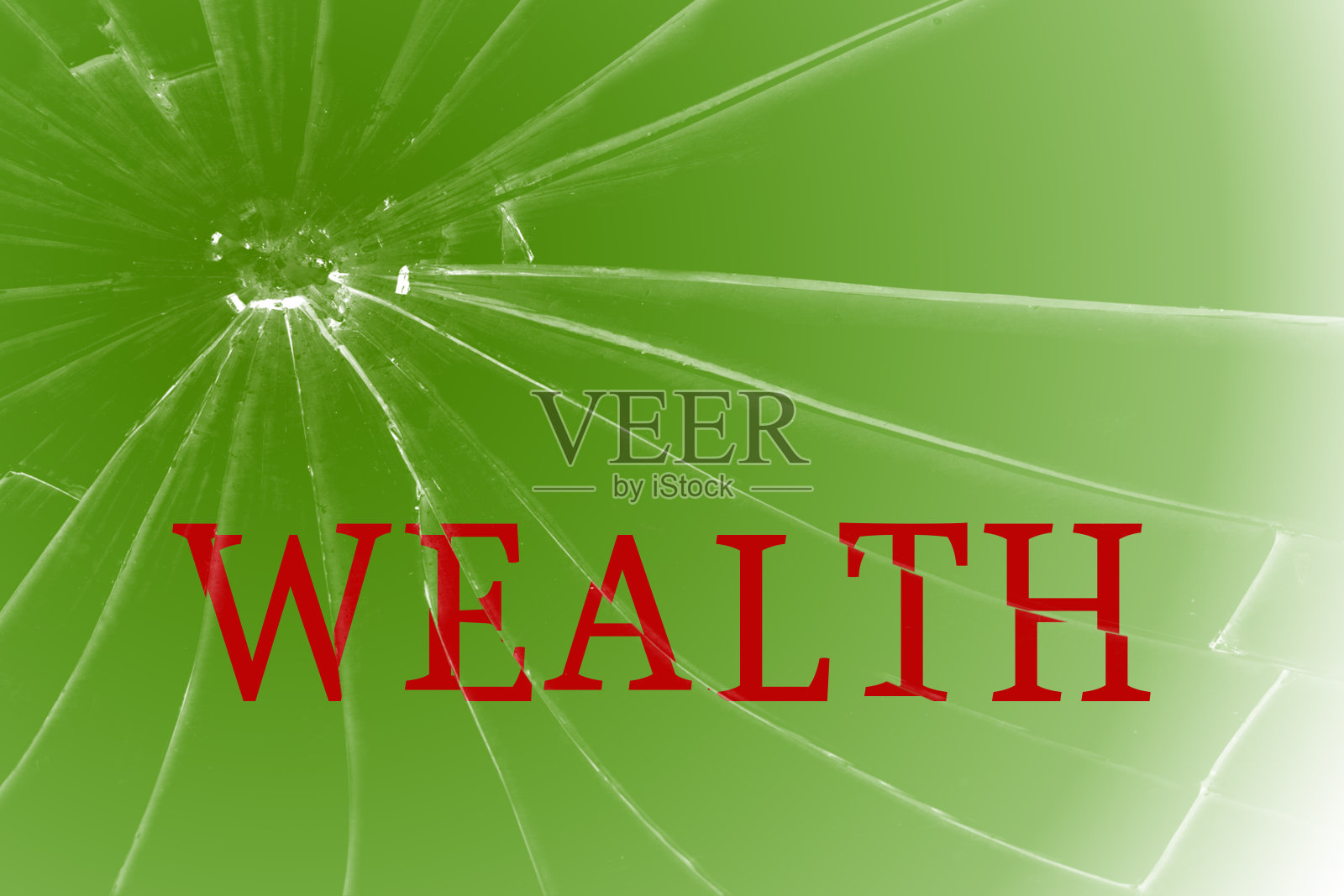 文字财富在碎玻璃上。金融危机还是破碎的梦想。照片摄影图片