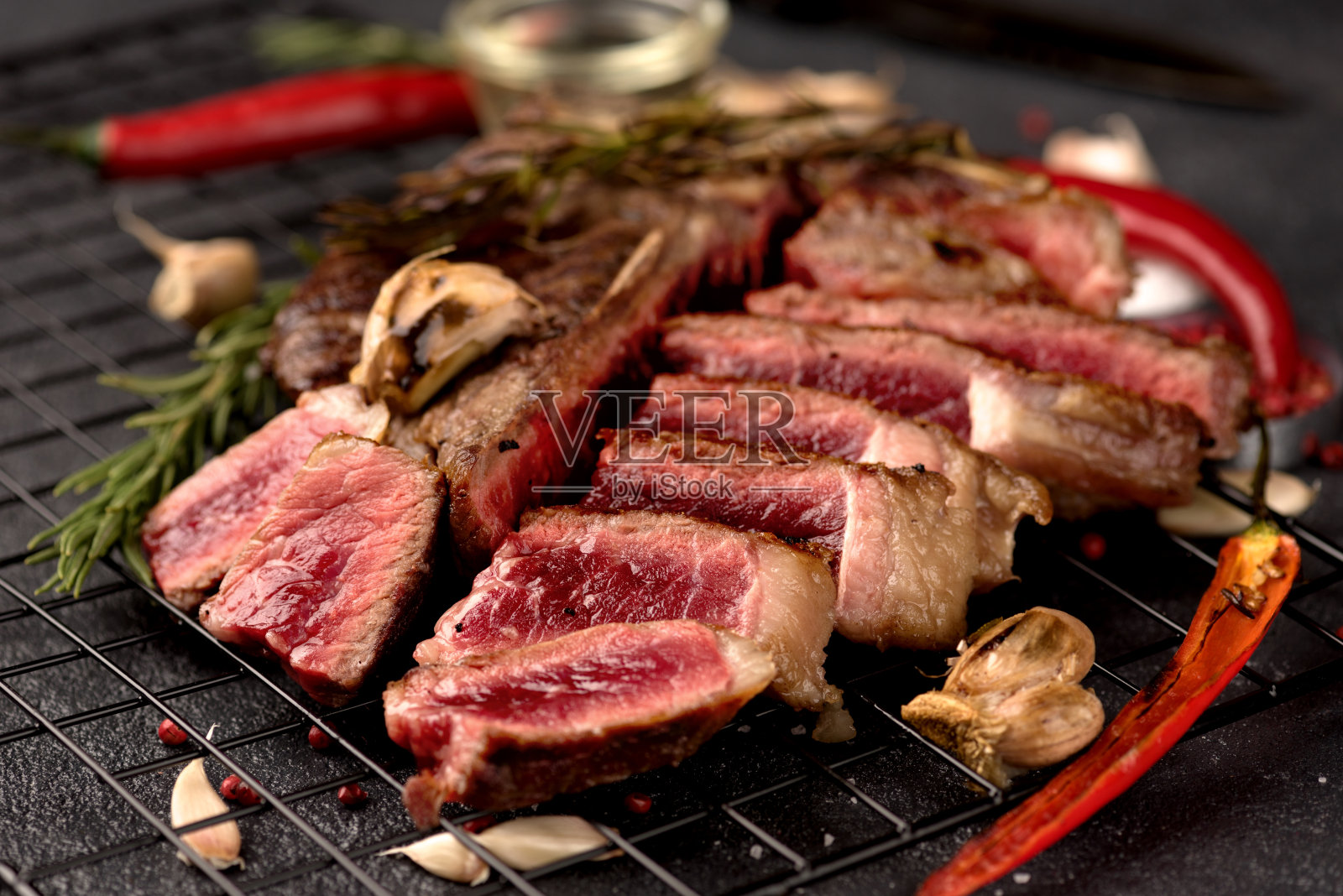 半熟牛排，胡椒，盐，迷迭香，大蒜照片摄影图片