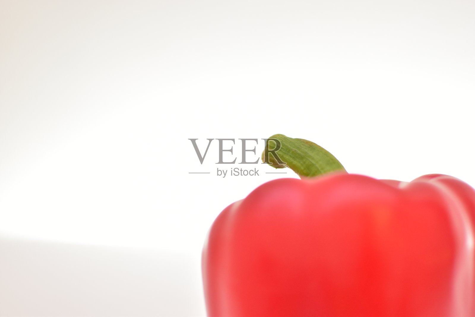 白色背景上的红辣椒照片摄影图片