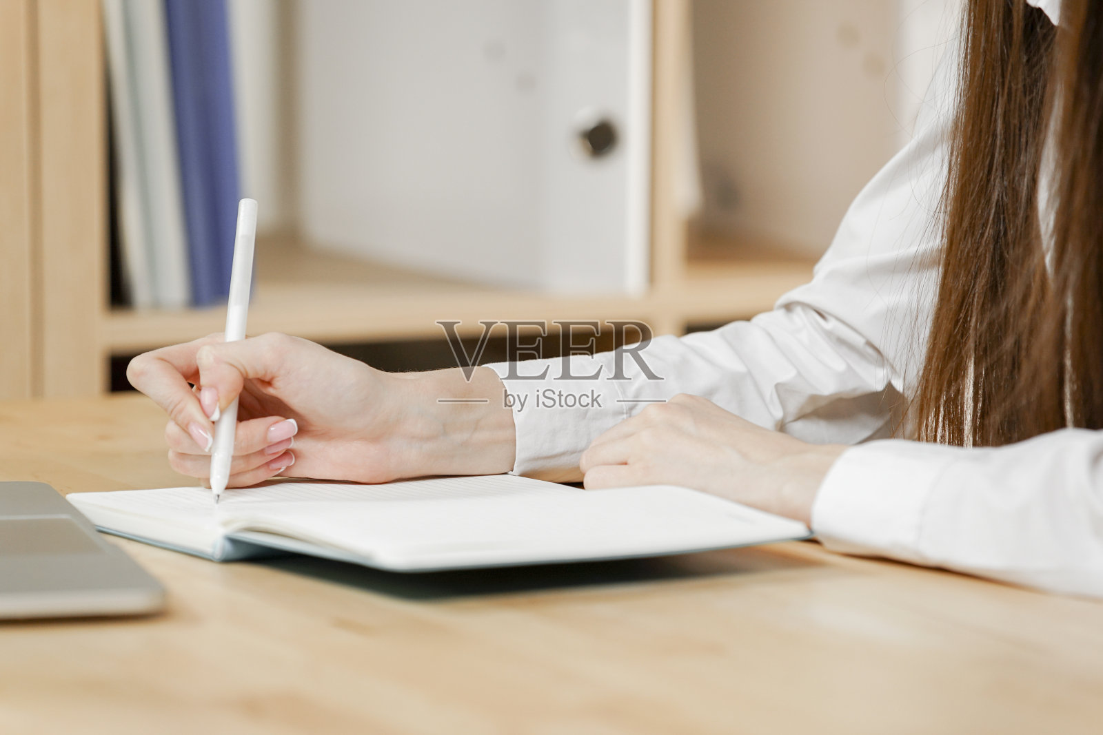 自信的办公室经理在工作照片摄影图片