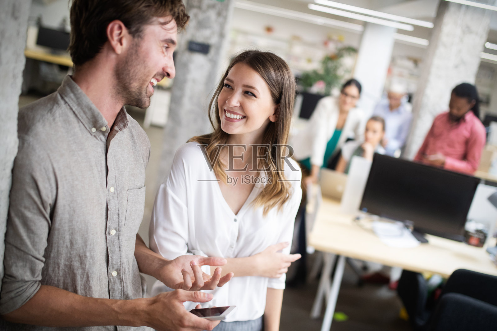 一群多民族的商务人士在办公室享受公司的乐趣照片摄影图片