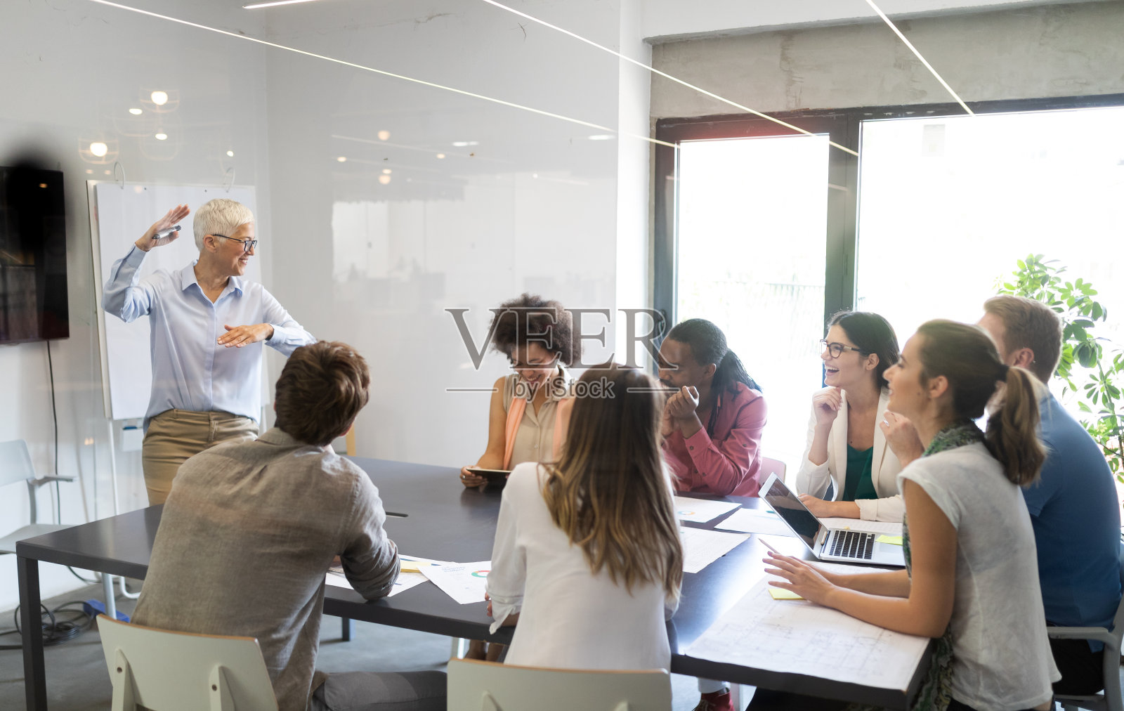 企业家和商人在会议室开会照片摄影图片