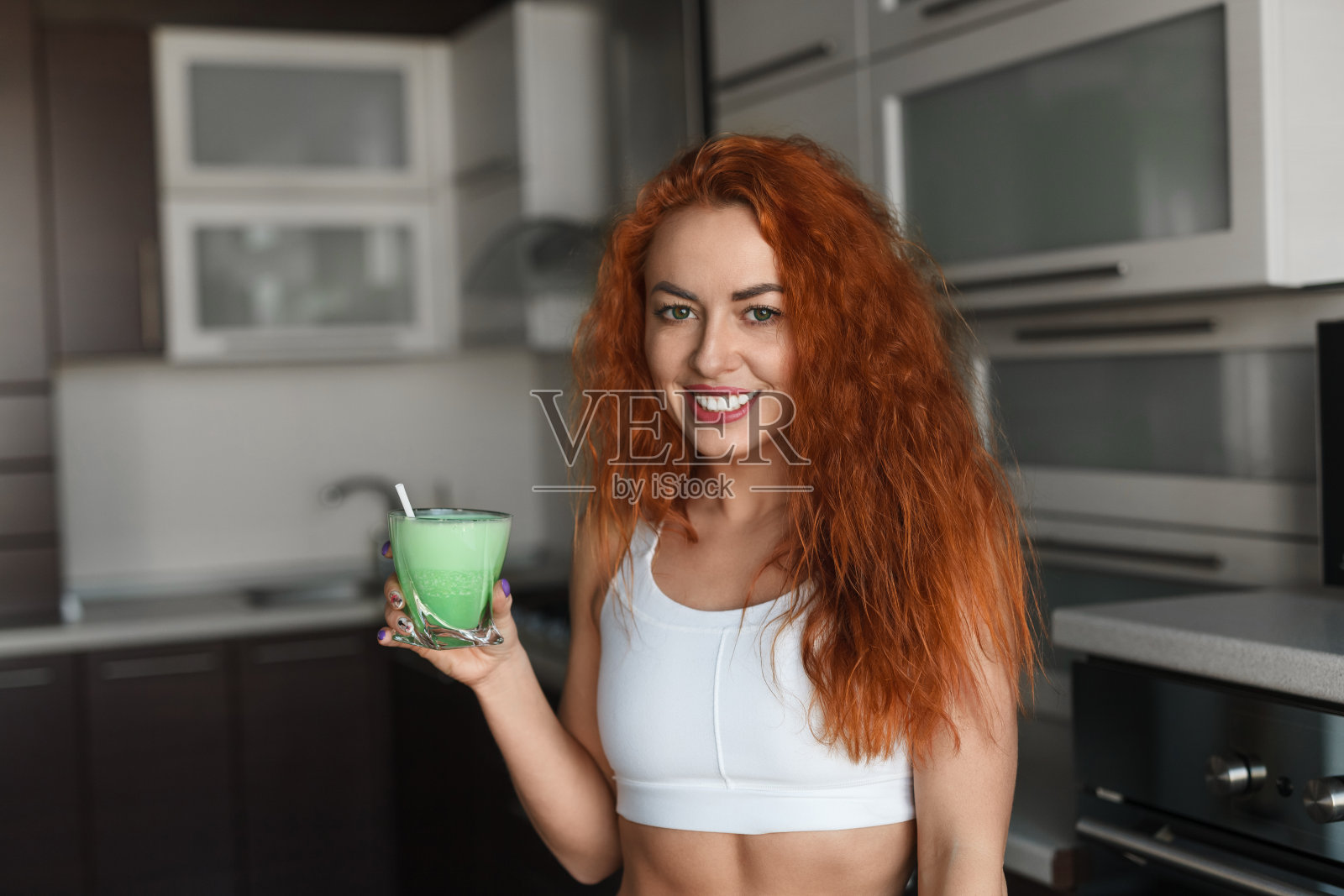 微笑的女士和健康的饮料照片摄影图片