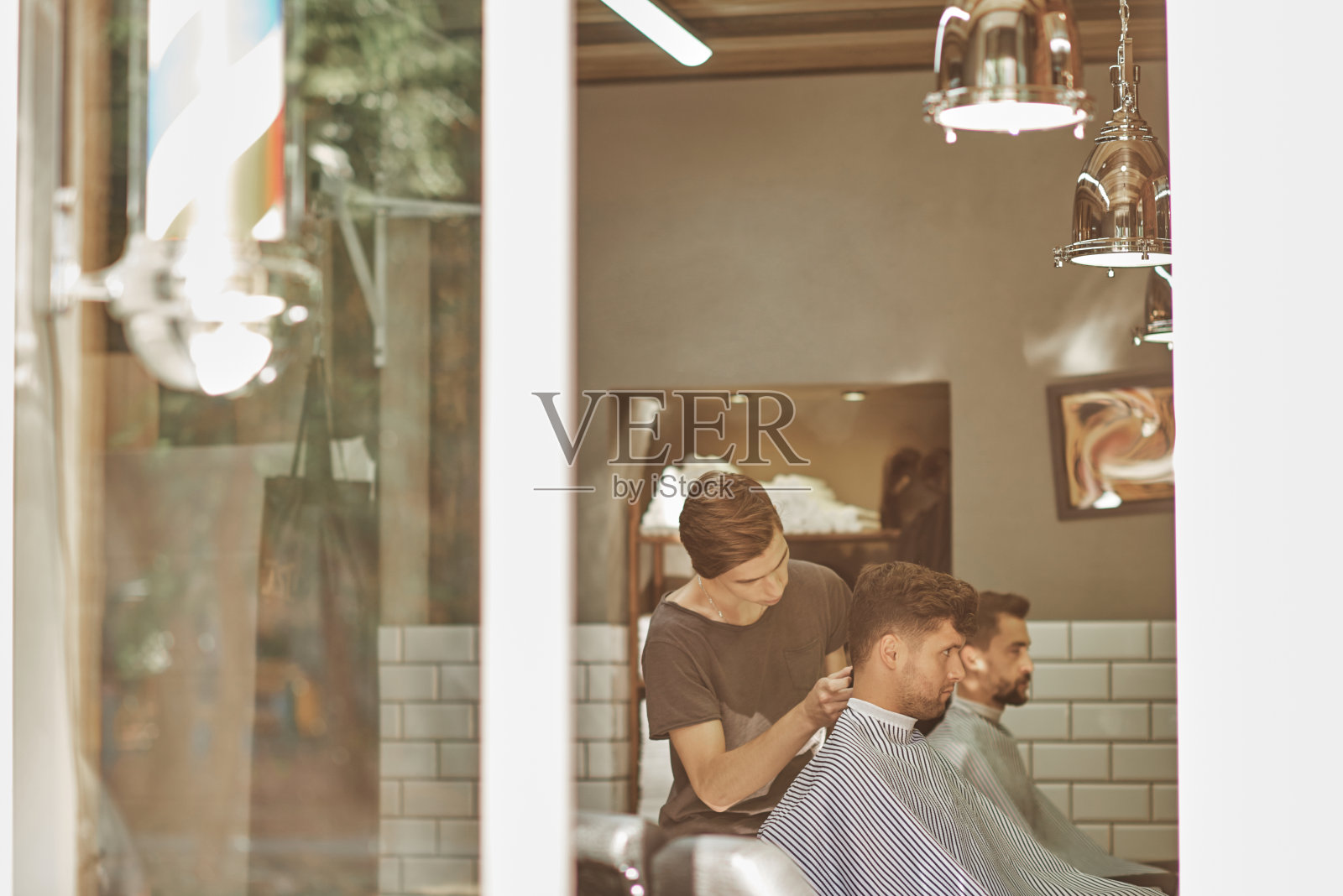 一名男子正在一家老式理发店里理发照片摄影图片