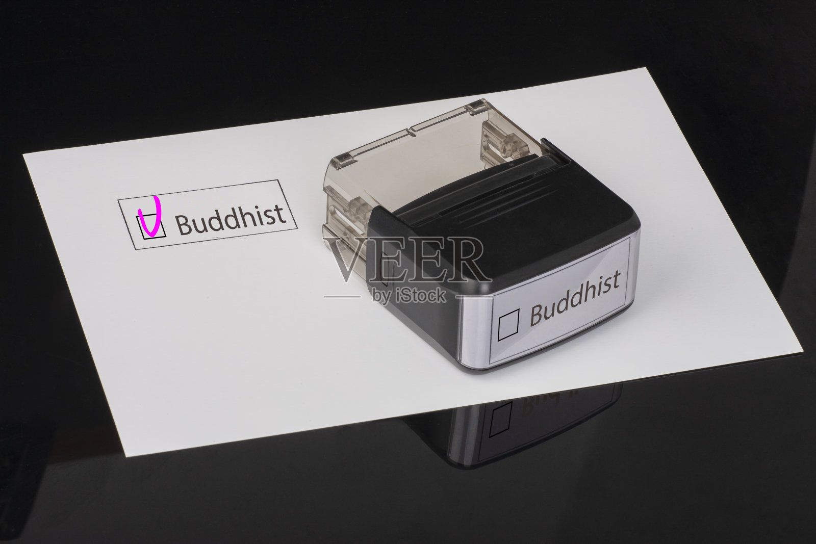 佛教-在白纸上打勾，带手柄橡皮图章的复选框。检查表的概念。照片摄影图片