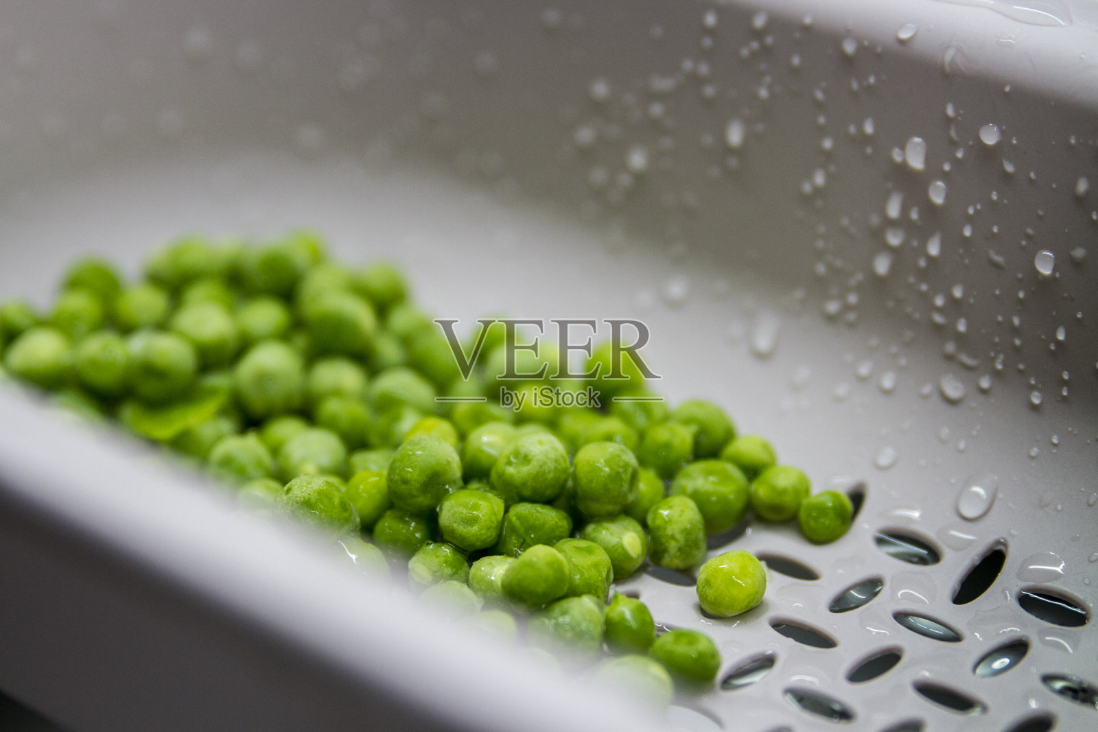 洗豌豆粒照片摄影图片