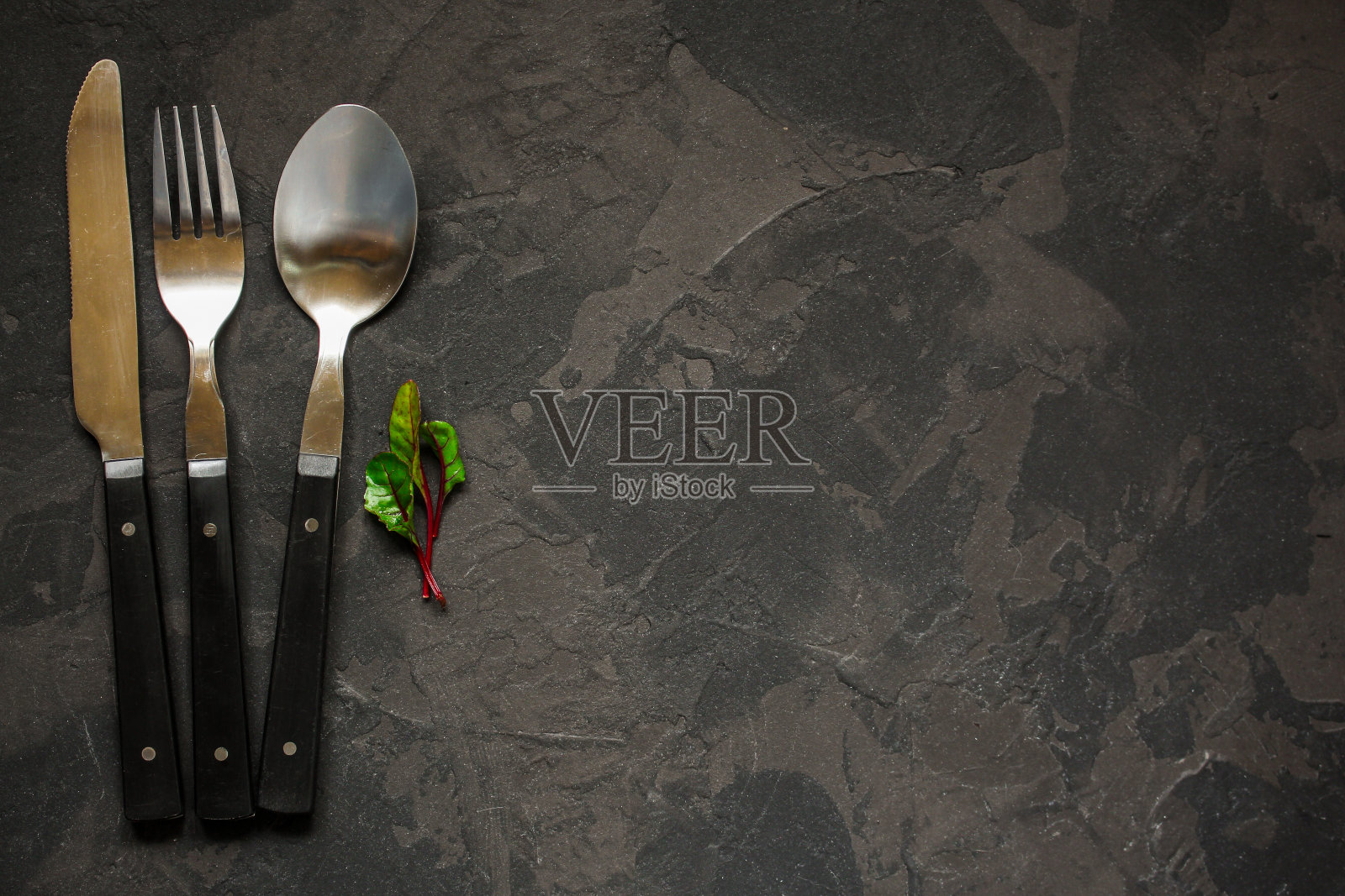 乡村的餐具，用于吃饭或上菜(叉、刀、匙)。食品的背景。本空间照片摄影图片