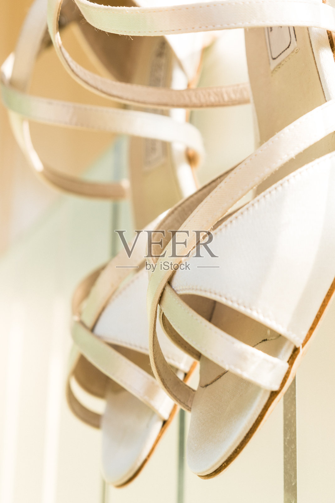 为女人准备的白色婚礼鞋照片摄影图片
