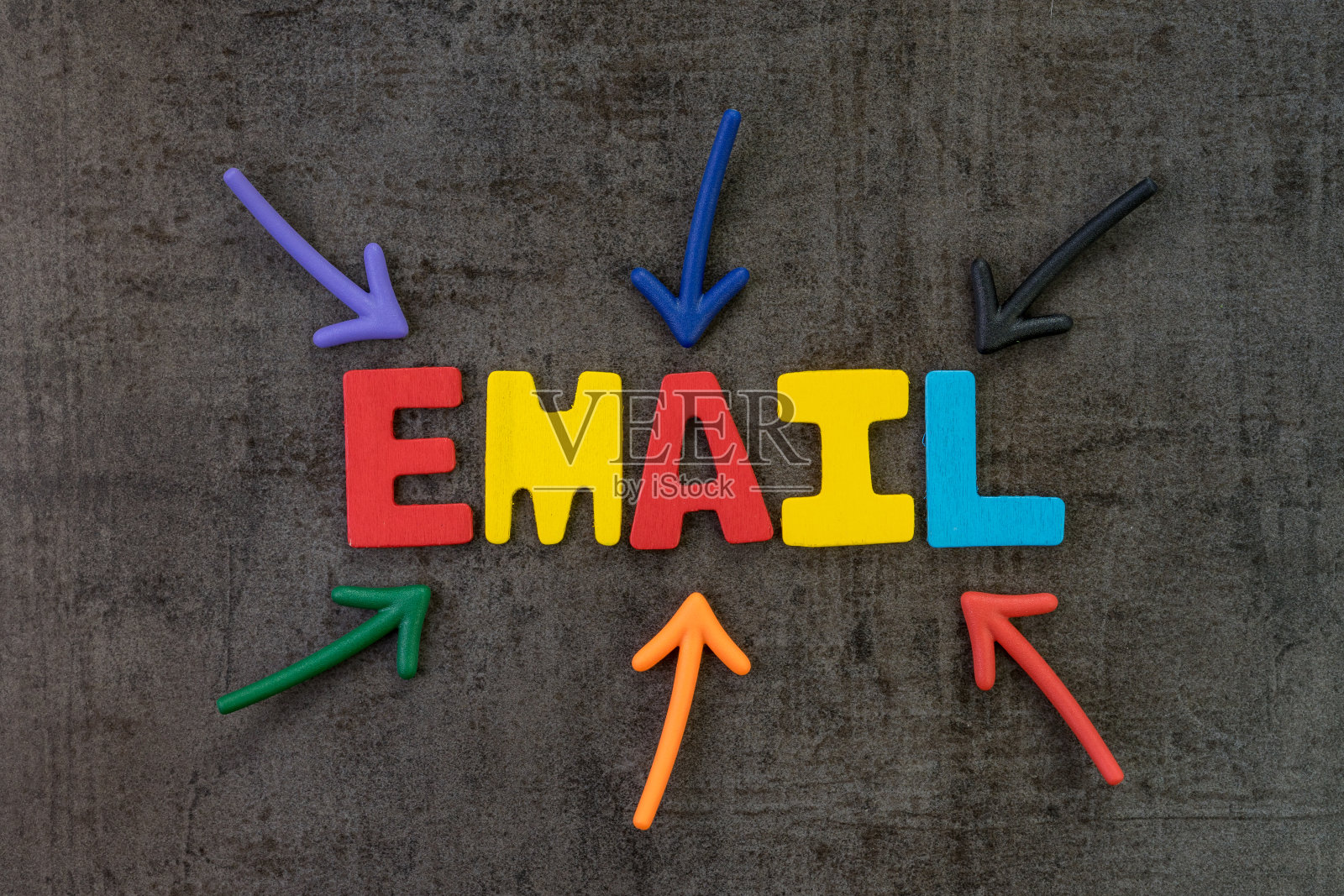 电子邮件，电子邮件发送或时事通讯的概念，多色箭头指向单词电子邮件在黑色水泥黑板墙的中心，最流行的通信在现代互联网世界照片摄影图片