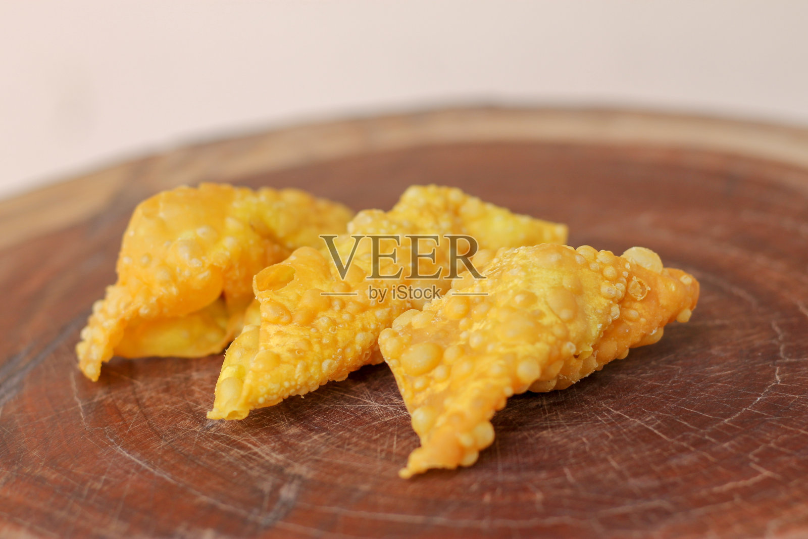 饺子，中国菜放在木桌上。照片摄影图片