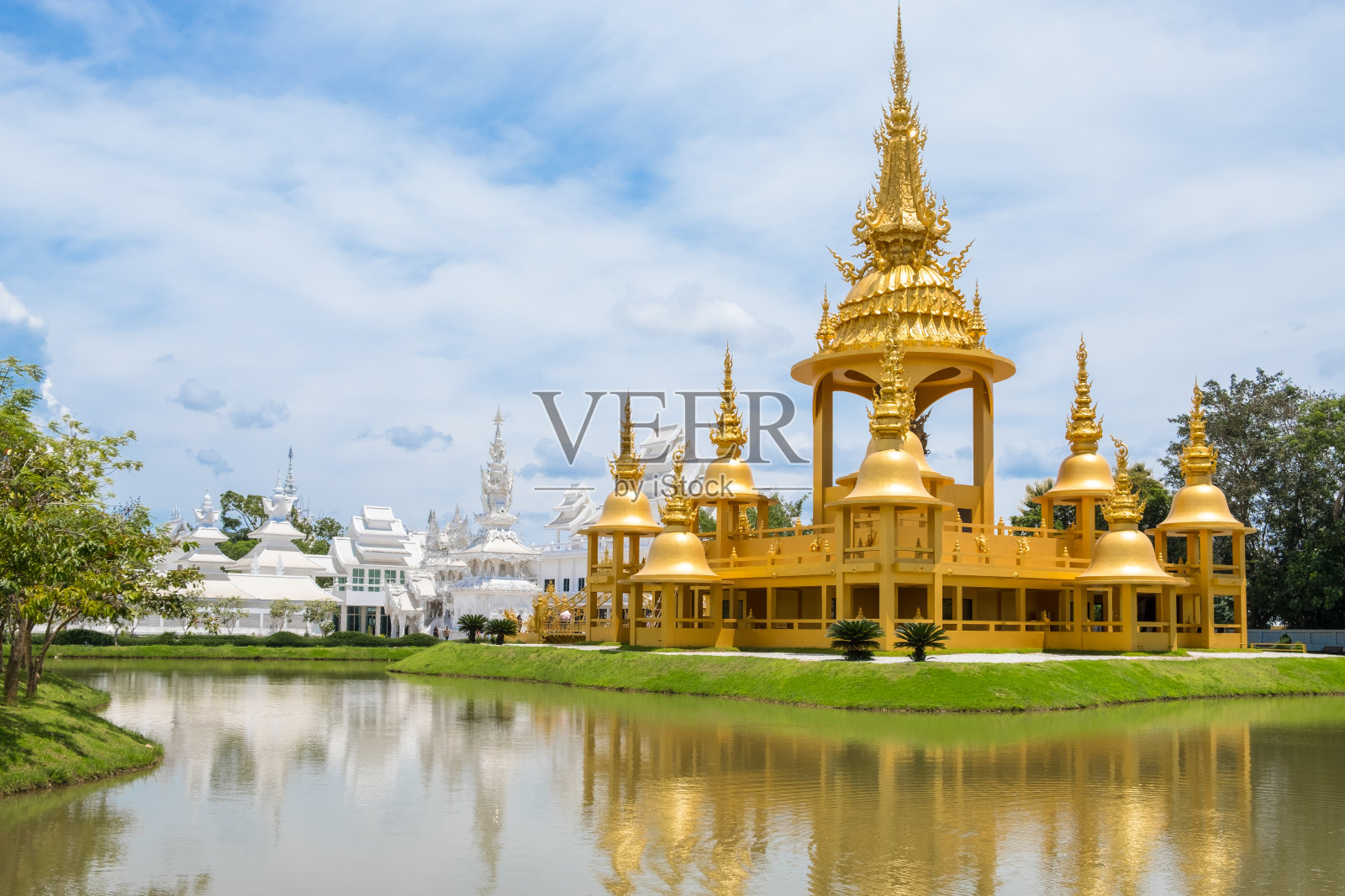 金色的甘尼萨神殿(甘尼萨展览)在Wat Rong Khun在泰国清莱省的一个标志性的旅游景点。照片摄影图片