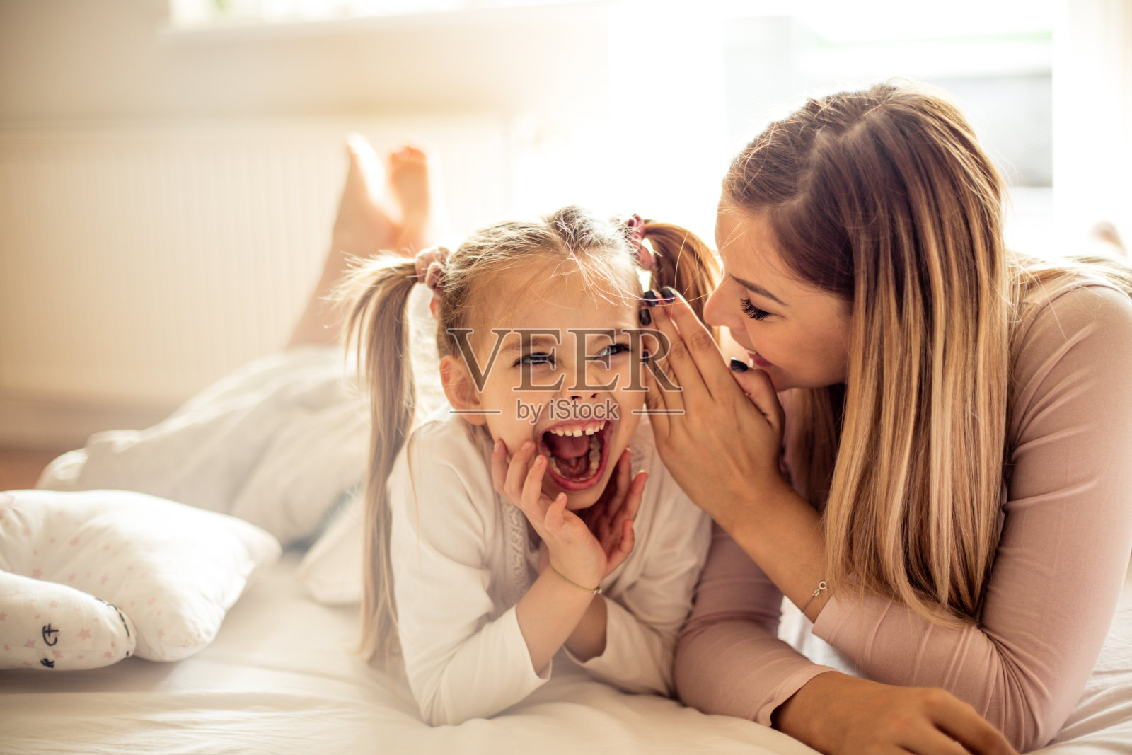 母亲信任她的女儿。照片摄影图片