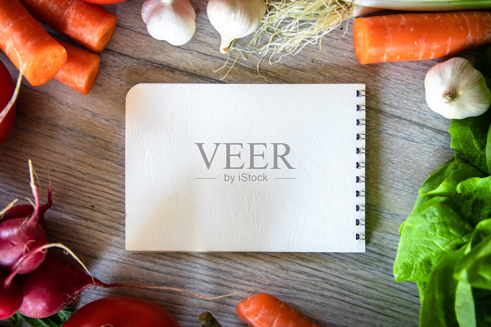 厨房桌上的新鲜有机蔬菜照片摄影图片