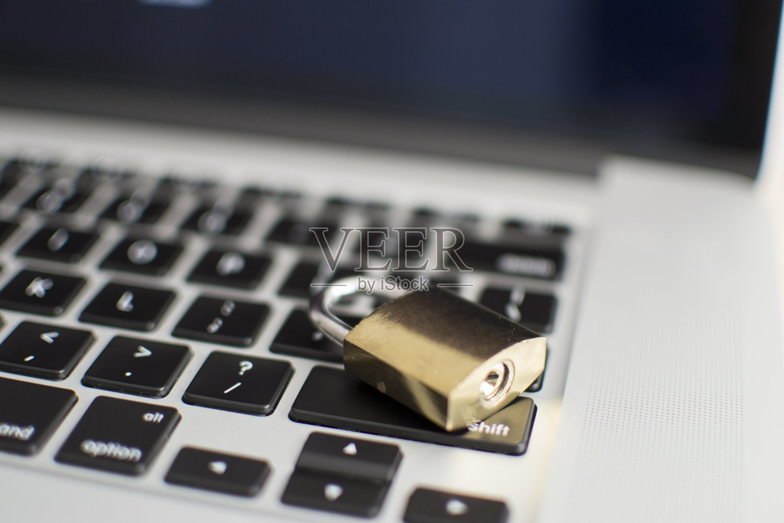 电脑键盘上的挂锁。网络安全、数据安全、防病毒PC。照片摄影图片