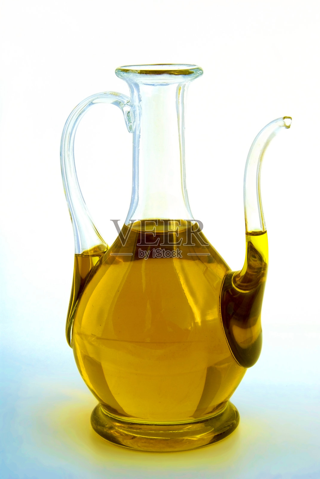 透明琥珀色的橄榄油。照片摄影图片