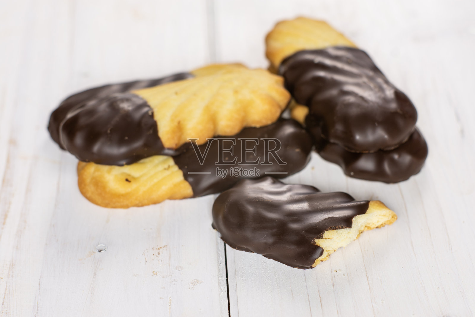 灰色木头上放着巧克力的懒人饼干照片摄影图片