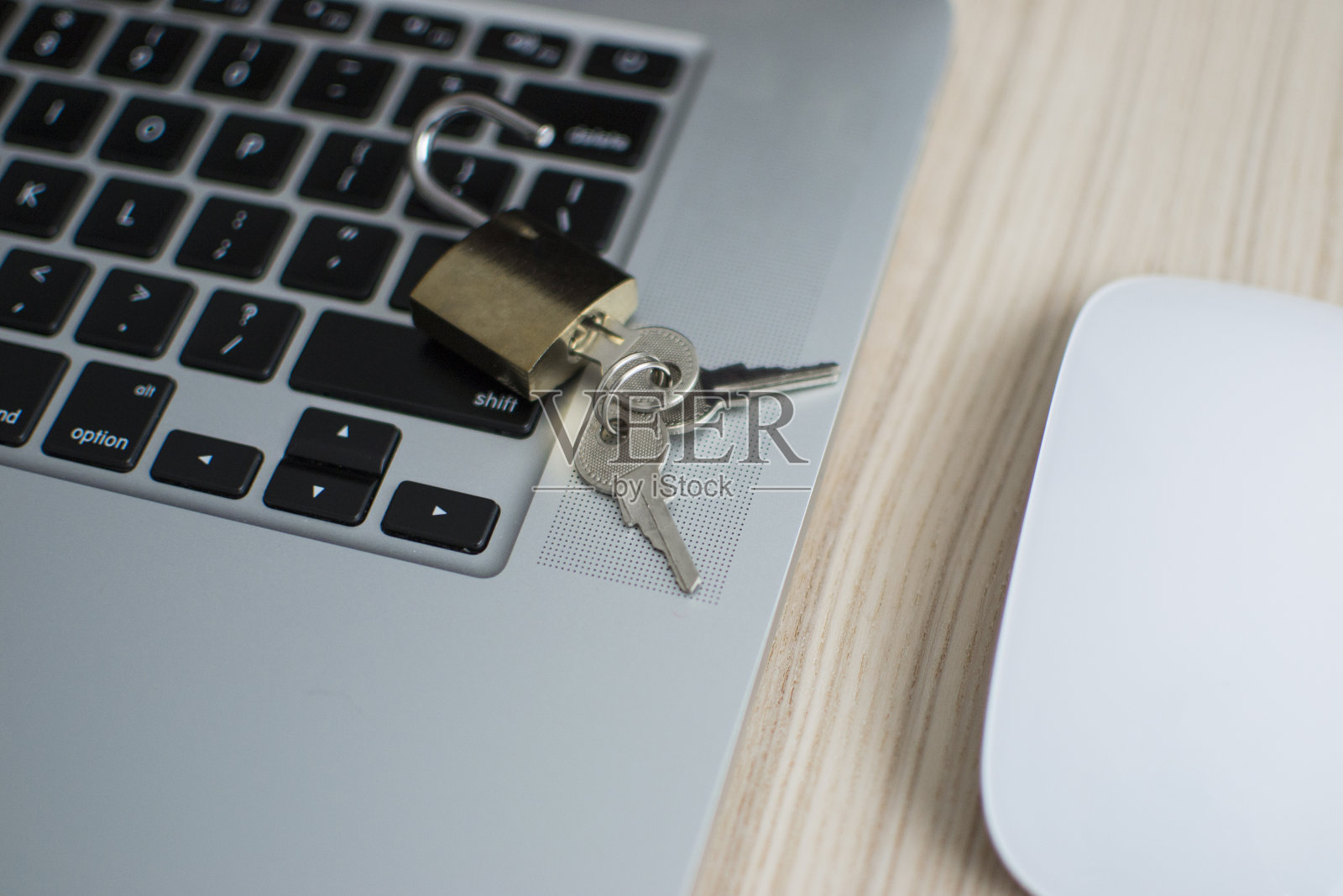 电脑键盘上的挂锁。网络安全、数据安全、防病毒PC。照片摄影图片