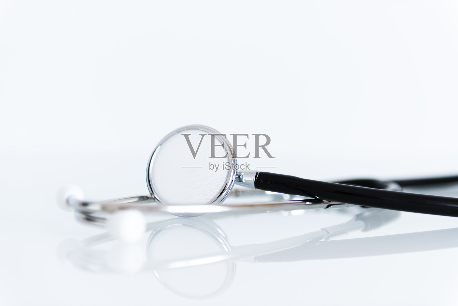 白色背景上的听诊器照片摄影图片